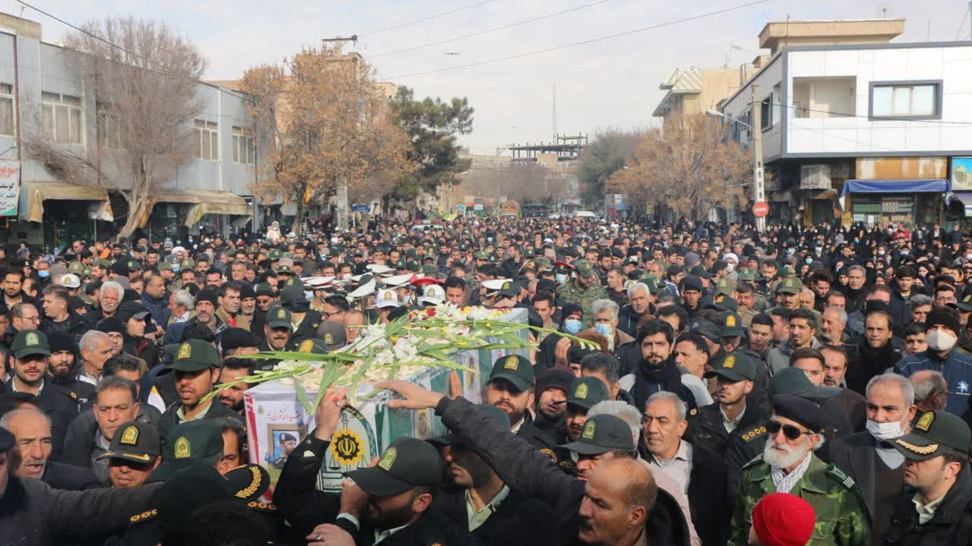 پیکر مطهر شهید احمد کشوری‌نیا، شهید راه مبارزه با قاچاق کالا در شهرستان ساوه تشییع شد.