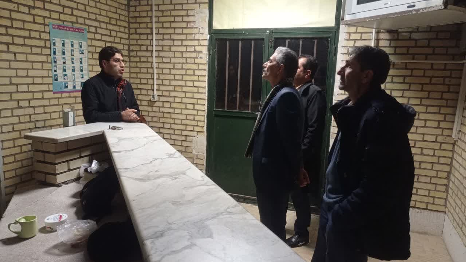 بازدید میدانی  مشترک معاون  فرماندار ، حراست فرمانداری ، مدیر شرکت گاز و توزیع برق شهرستان تفرش از ادارات و اماکن عمومی شهر تفرش در راستای کنترل مصرف انرژی برق و گاز در شب تعطیلی ادارات بعلت بحران کمبود گاز