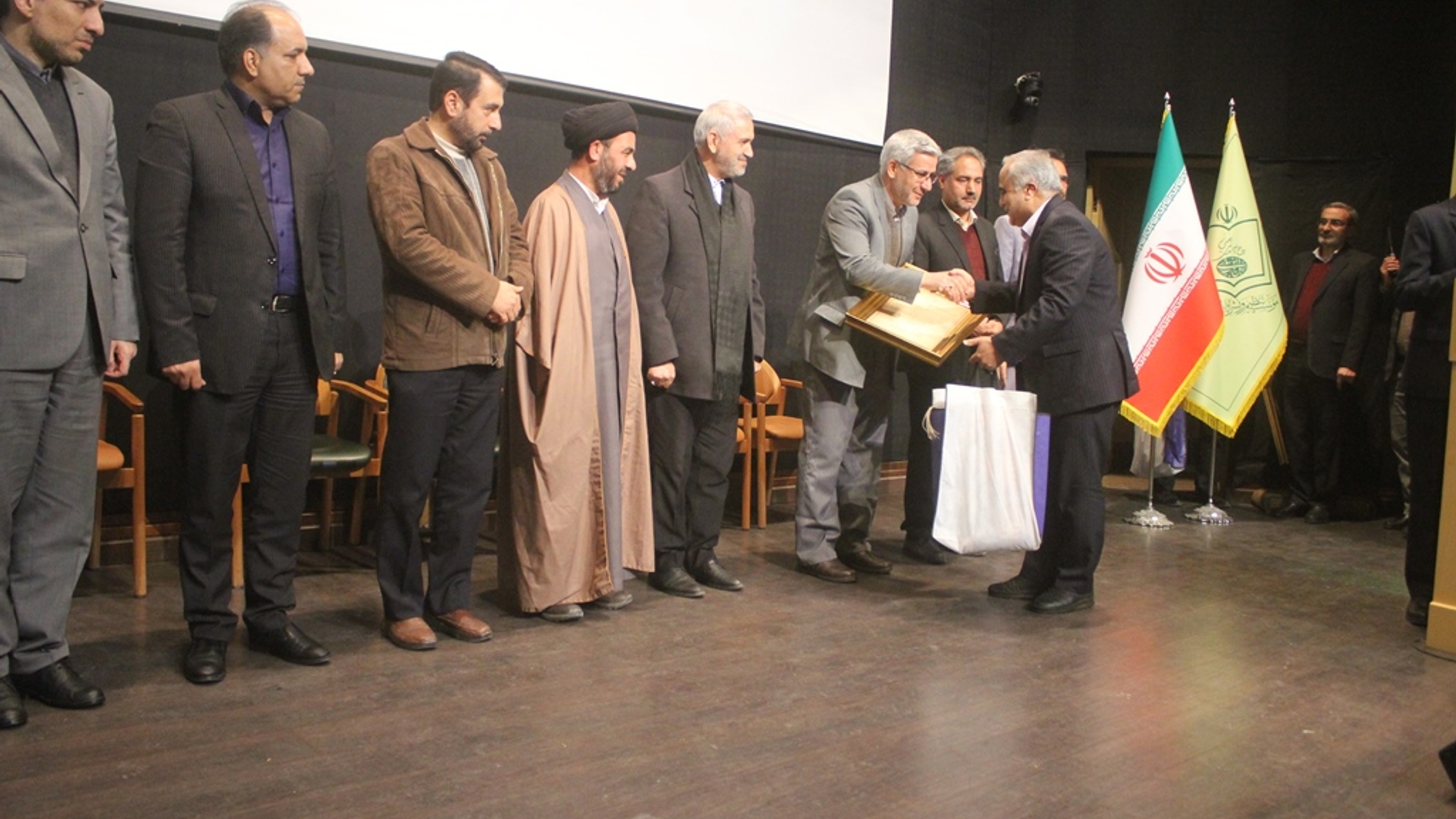 آئین تجلیل از هنرمندان و مفاخر شهرستان خمین برگزار شد