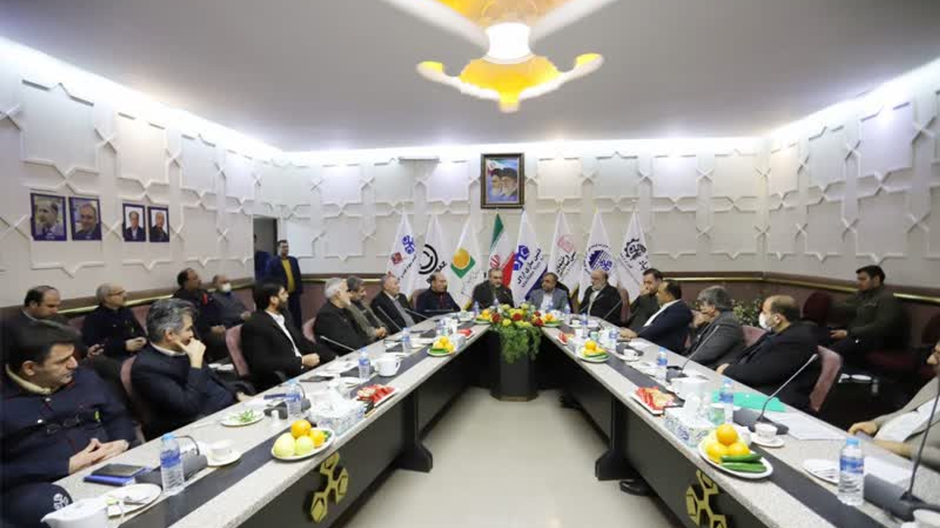 طی جلسه‌ای با حضور استاندار مرکزی، مدیرعامل صندوق ذخیره فرهنگیان کشور، فرمانده سپاه روح‌الله، معاون هماهنگی امور اقتصادی و توسعه منطقه ای استاندار، مدیرعامل و اعضای هیأت مدیره شرکت ماشین‌سازی و تعدادی از مدیران استان آخرین وضعیت شرکت ماشین‌سازی اراک، پروژه‌ها و مسائل و موانع توسعه شرکت بررسی شد.


یکشنبه ۲ بهمن ۱۴۰۱