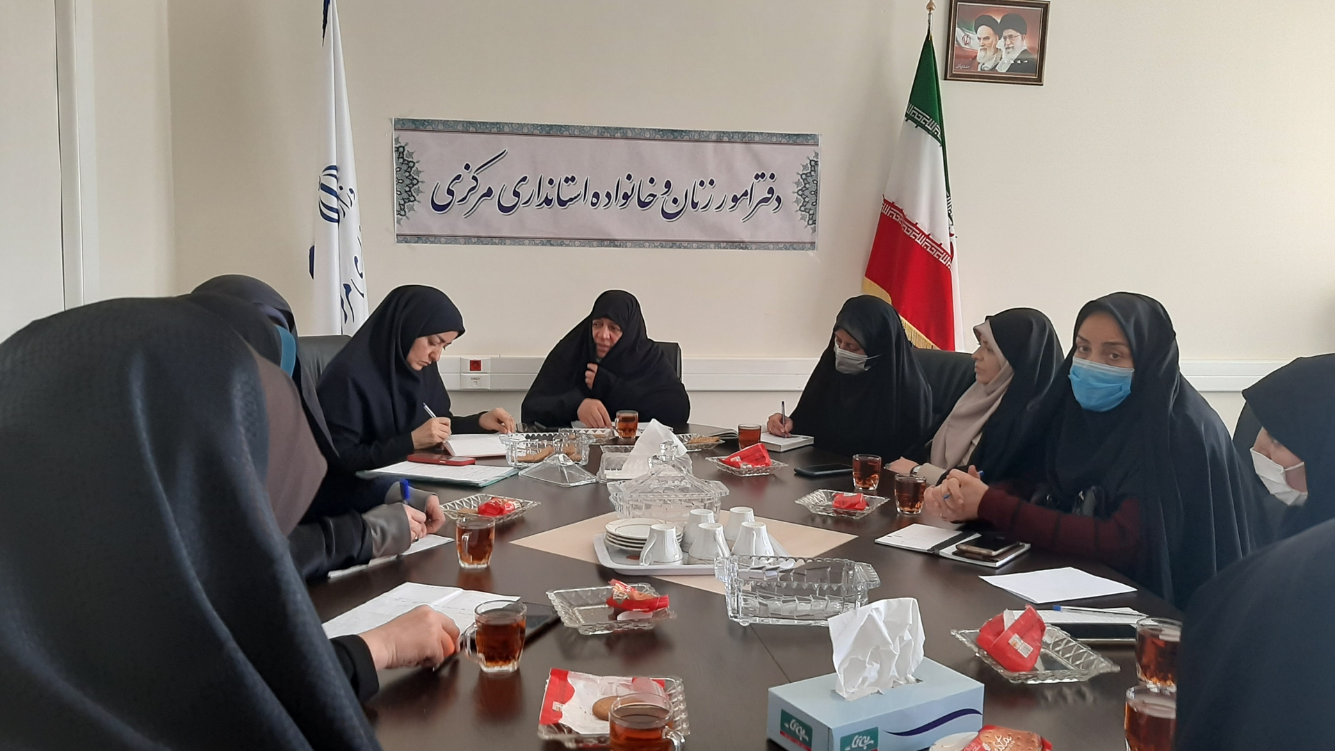 به ریاست سرکار خانم مفتح زاده مدیرکل بانوان استانداری جلسه بانوان ستاد  دهه فجر برای برنامه ریزی جهت ارائه برنامه های دهه با حضور نمایندگان دستگاهای عضو این جلسه در محل دفتر امور بانوان برگزار گردید..    ١٤٠١-١١-٠٤