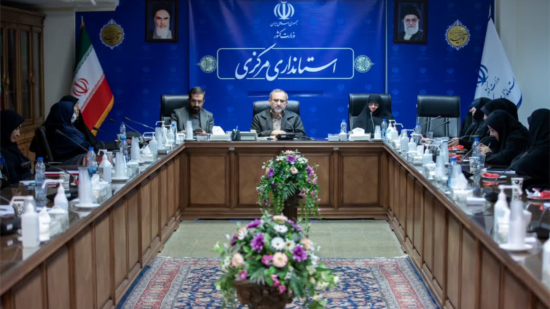 با حضور استاندار محترم و معاون سیاسی امینیتی  و مدیر کل بانوان استانداری  مرکزی سرکار خانم مفتح زاده  نشستی با اعضای کارگروه هفت گانه هیات  اندیشه ورز بانوان استان مرکزی برگزار گردید  که در آن سرگروه کارگروه های  هفت گانه به ارایه گزارش  عملکرد شش ماهه پرداختند . ١٤٠١-١١-٠٨