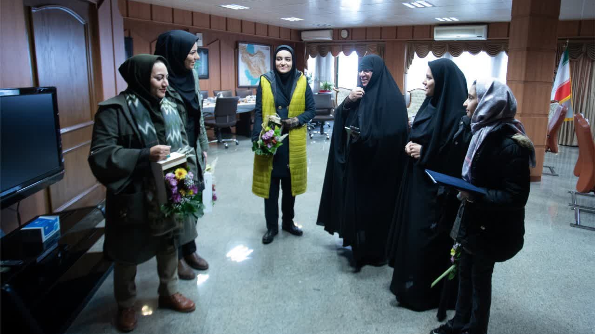 درحاشیه دیدار استاندار محترم استان مرکزی، مدیرکل امور زنان و خانواده  استانداری مرکزی با برگزیدگان جشنواره بین المللی قصه گویی که از ٢٥دی به  مدت چهار روز در شهر یزد برگزار شده بود ، دیدار و گفتگو کرد  .  ١٤٠١-١١-٩