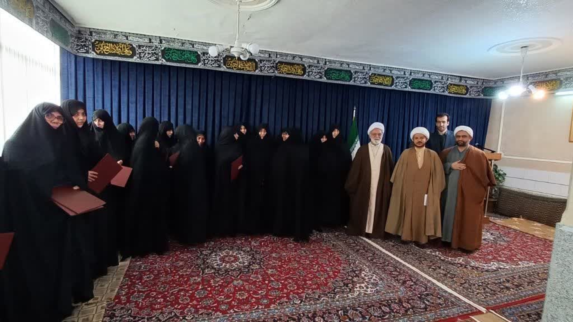 به مناسبت ایام الله دهه فجر ، مدیر کل دفتر امور بانوان استانداری  در دیداری با  مدیران حوزه های علمیه خواهران استان و با نماینده ولی  فقیه حضرت آیت الله دری نجف آبادی داشتند که طی آن بازدید از حوزه علمیه امام خمینی  (ره )  و حجره تاریخی امام (ره ) و نشستی با آیت الله میر مهدی همراهی کردند  . ١٤٠١-١١-١٠