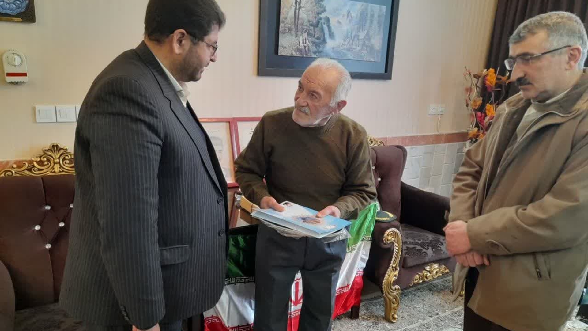 دیدار محمدرضا رضایی فرماندار تفرش از خانواده شهید ابراهیم شعبانعلی