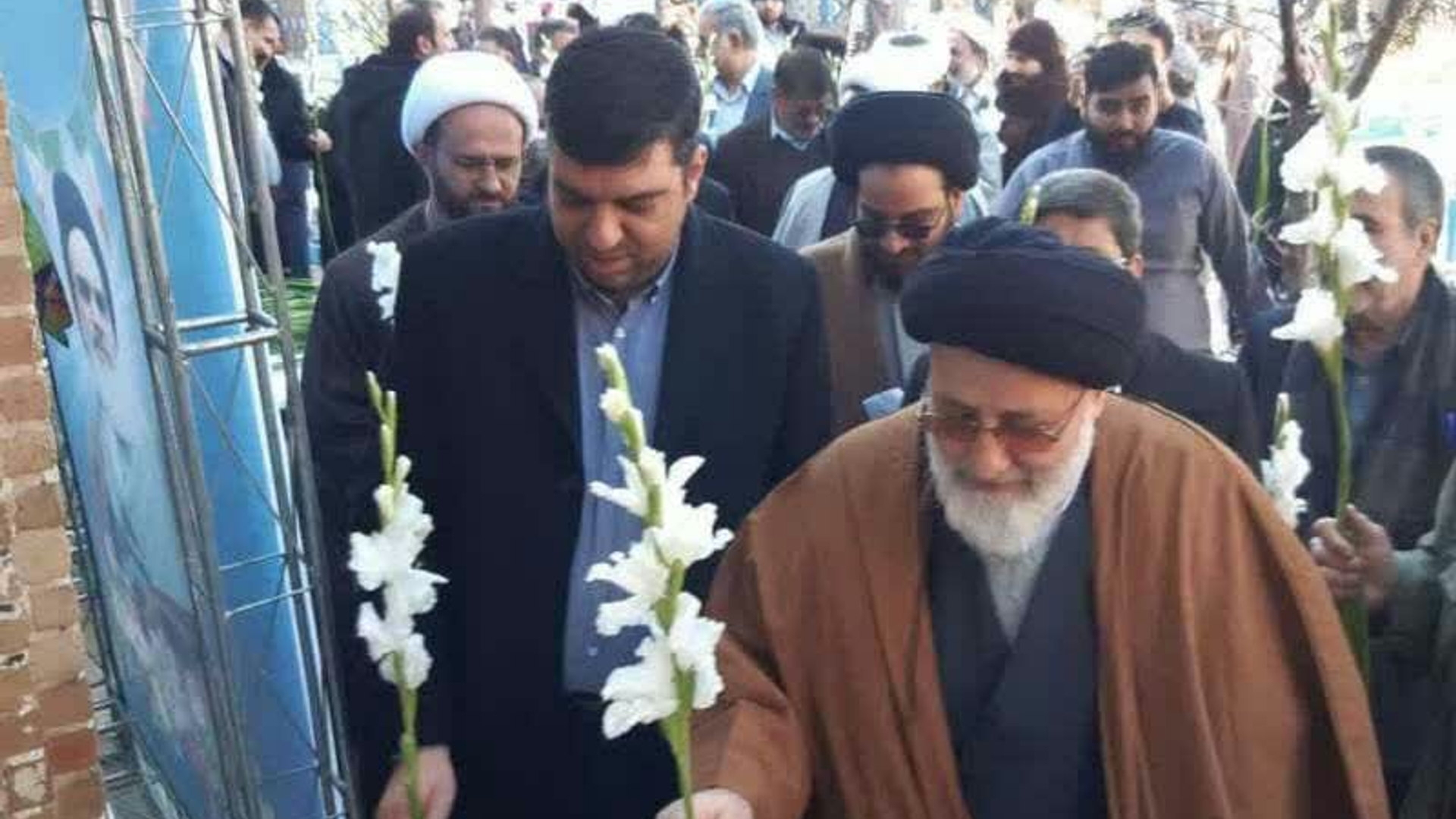 حجره طلبگی امام خمینی ره علیه در اراک  گلباران شد 
 ، این آیین با حضور فرماندار اراک، برخی مسئولان استانی و شهرستانی، طلاب، روحانیون، ایثارگران، خانواده‌های معظم شهدا، دانش‌آموزان، فرهنگیان و اقشار مختلف مردم کلانشهر اراک برگزار و به مقام شامخ بنیانگذار جمهوری اسلامی ایران، ادای احترام شد.