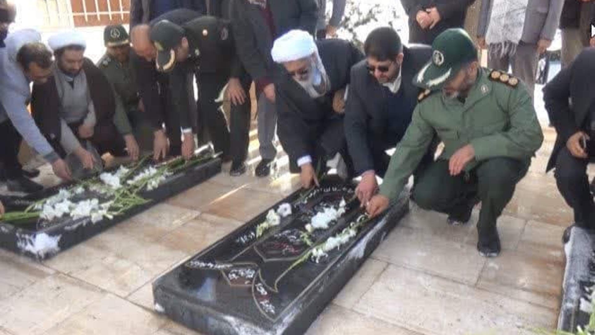 همزمان با آغاز دهه مبارک فجر مراسم عطرافشانی و گلباران قبور مطهر شهدای گمنام همراه با مراسم اهتزار پرچم مقدس جمهوری اسلامی با حضور محمدرضا رضایی فرماندار تفرش و سایر مسئولین برگزار گردید