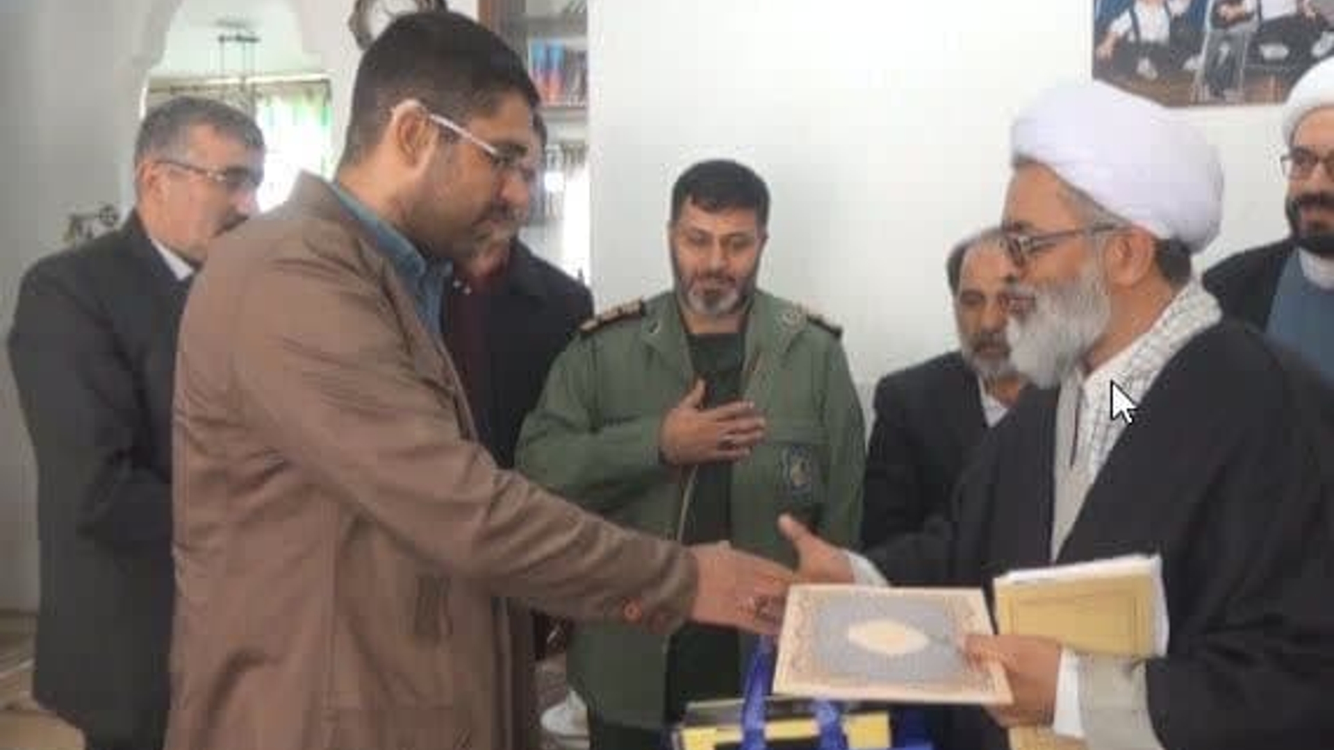 همزمان با آغاز دهه مبارک فجر محمدرضا رضایی فرماندار محترم تفرش به همراه امام جمعه محترم و سرهنگ میرهادی با خانواده جانبازان علیرضا زمانی و خانم فاطمه زمانی از جانبازان بمباران تفرش به مناسبت سالگرد بمباران تفرش دیدار نمودند.