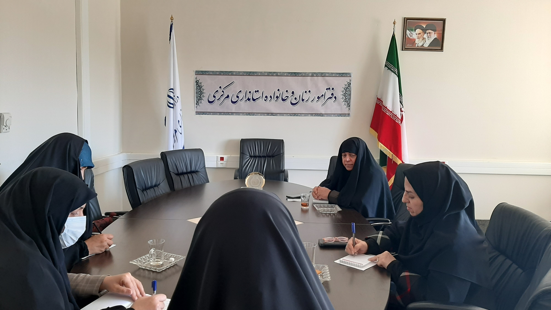 به ریاست سرکار خانم  مفتح زاده مدیرکل بانوان استانداری  جلسه جبهه جمعیتی جهت برنامه ریزی حضور مبلغین درایام اعتکاف با موضوع تبلیغ جوانی جمعیت و فرزند آوری در محل دفتر مدیر کل بانوان برگزار گردید  .  ١٤٠١-١١-١٢