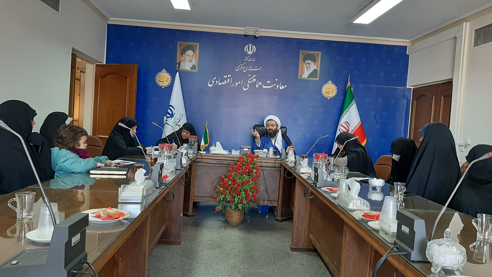 جلسه ستاد مردمی جمعیت به ریاست مدیر کل بانوان استانداری سرکار خانم  مفتح زاده و رئیس ستاد جمعیت و مسئول کارگروه های  تخصصی ستاد مردمی جمعیت و دوازده نفر از مبلیغین فعال با هدف برنامه ریزی برای تبیین بحران جمعیت استان برای معتکفین در محل سالن جلسات  طبقه دوم برگزار گردید .  ١٤٠١-١١-١٣