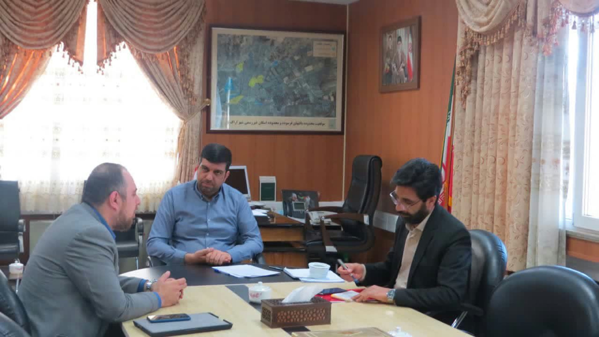 در راستای اجرای طرح الکترونیکی کالا برگ جلسه ای به ریاست هادی فرماندار اراک وبا حضور امیدی مدیر کل تعاون کار ورفاه اجتماعی استان ودیگر مدعوین در محل سالن جلسات فرمانداری اراک برگزار گردید دراین جلسه مقرر گردید اتاق اصناف اطلاع رسانی لازم را  به واحدهای متقاضی طرح مذکور به نحو احسن انجام دهد همچنین درراستای تنظیم بازار ایام پایانی سال مقرر گردید جهاد کشاورزی نسبت به ایجاد تمهیدات لازم مبنی  بر تامین وتوزیع کالاهای اساسی مورد نیاز مانند مرغ -گوشت قرمز و غیره انجام دهند همچنین اتاق اصناف وجهاد کشاورزی نسبت به تشدید بازرسی از واحدهای صنفی را انجام دهند
 روابط عمومی فرمانداری شهرستان اراک