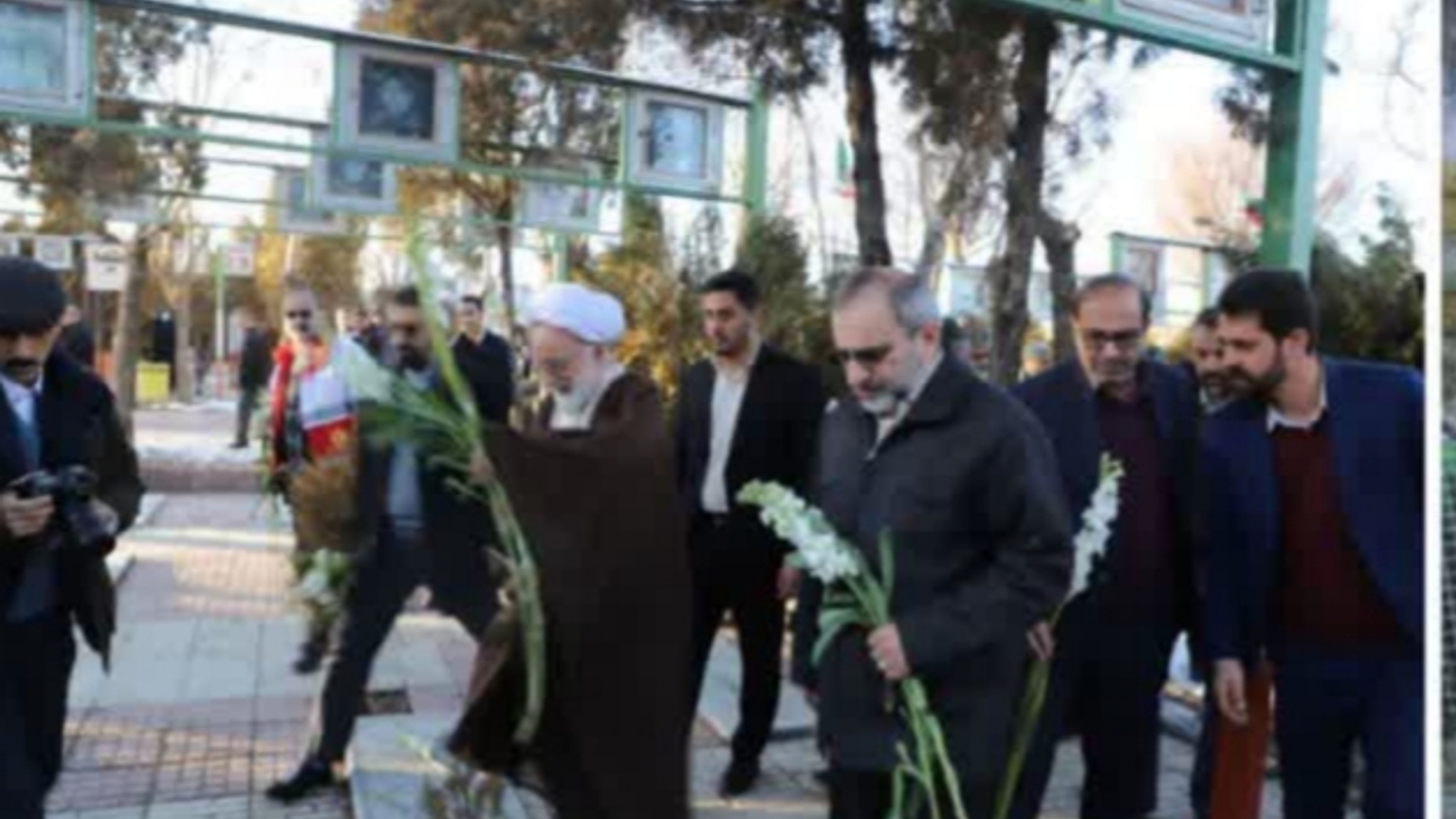 🔴 به مناسبت ایام الله دهه مبارک فجر و همزمان با سراسر کشور برگزاری آئین میهمانی لاله‌ها و عطرافشانی و گلباران قبور مطهر شهدای اراک