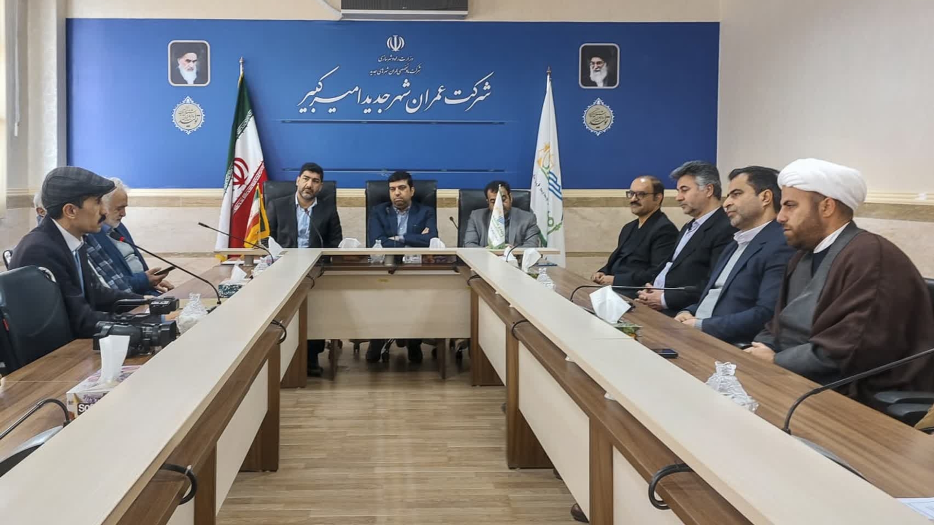 به مناسبت گرامیداشت دهه مبارک فجر، بازدید فرماندار شهرستان اراک و سرپرست و اعضای هیات مدیره شرکت عمران شهر جدید امیرکبیر از مدارس اجتماع محور دکتر حسابی و پروین اعتصامی شهرجدید امیرکبیر و گفتگو با معلمین، اولیاء و دانش آموزان.