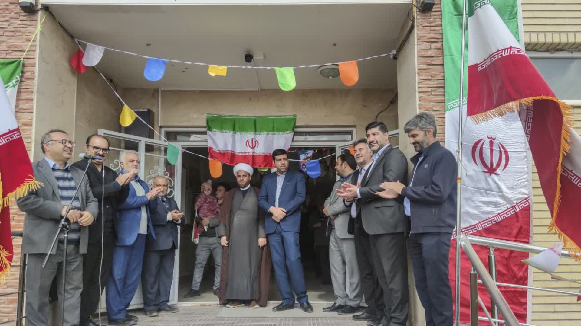 به مناسبت گرامیداشت دهه مبارک فجر، جشن دانش آموزی انقلاب به همت دفتر توسعه اجتماعی فرهنگی شرکت عمران شهر جدید امیرکبیر و با همکاری مدرسه اجتماع محور دکتر حسابی با حضور فرماندار شهرستان اراک، مشاور استاندار، سرپرست و اعضای هیات مدیره شرکت عمران شهرجدید امیرکبیر برگزار شد. در حاشیه این جشن برنامه های دیگری چون کافه انقلاب، رادیو انقلاب، روزنامه دیواری دستاوردهای انقلاب و بچندین برنامه دیگر توسط دانش آموزان برنامه‎ریزی و اجرا شد.