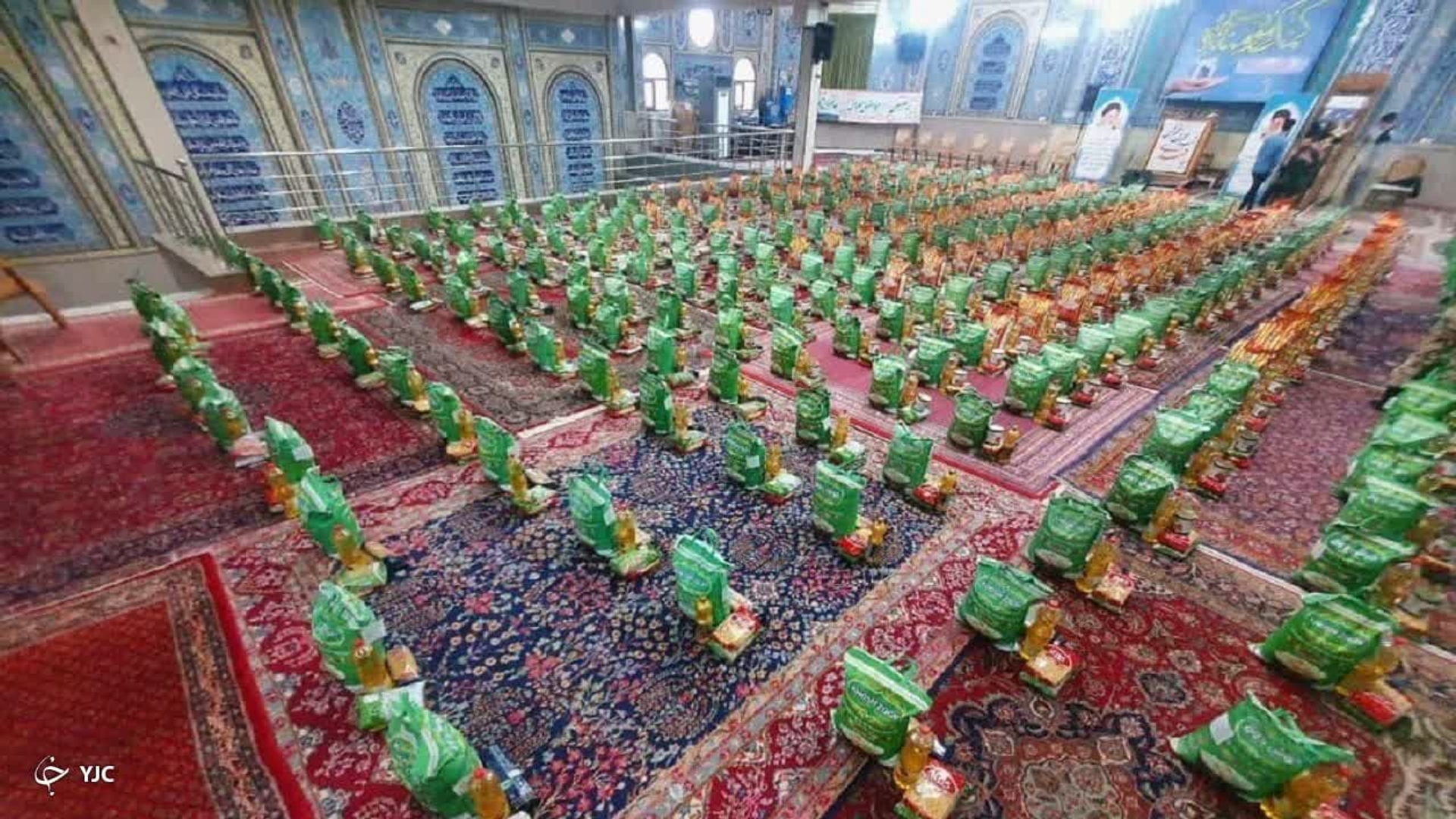 توزیع ۱۰۰۰ بسته معیشتی در اکرام مومنانه (طرح سردار شهید کاوه نبیری)
امیر هادی فرماندار شهرستان اراک از توزیع ۱۰۰۰ بسته معیشتی در طرح سردار شهید کاوه نبیری با مشارکت کارمندان و مدیران دستگاه های اجرایی شهرستان اراک در ایام اله دهه فجر خبر داد.
وی افزود مدیران دستگاه های اجرایی شخصا با راهبری مدیران کمیته امداد امام خمینی ره و اداره بهزیستی با حضور در منازل محرومین با ایشان دیدار  و ضمن تکریم ایشان به مسائل و مشکلات رسیدگی می‌کنند.
روابط عمومی فرمانداری شهرستان اراک