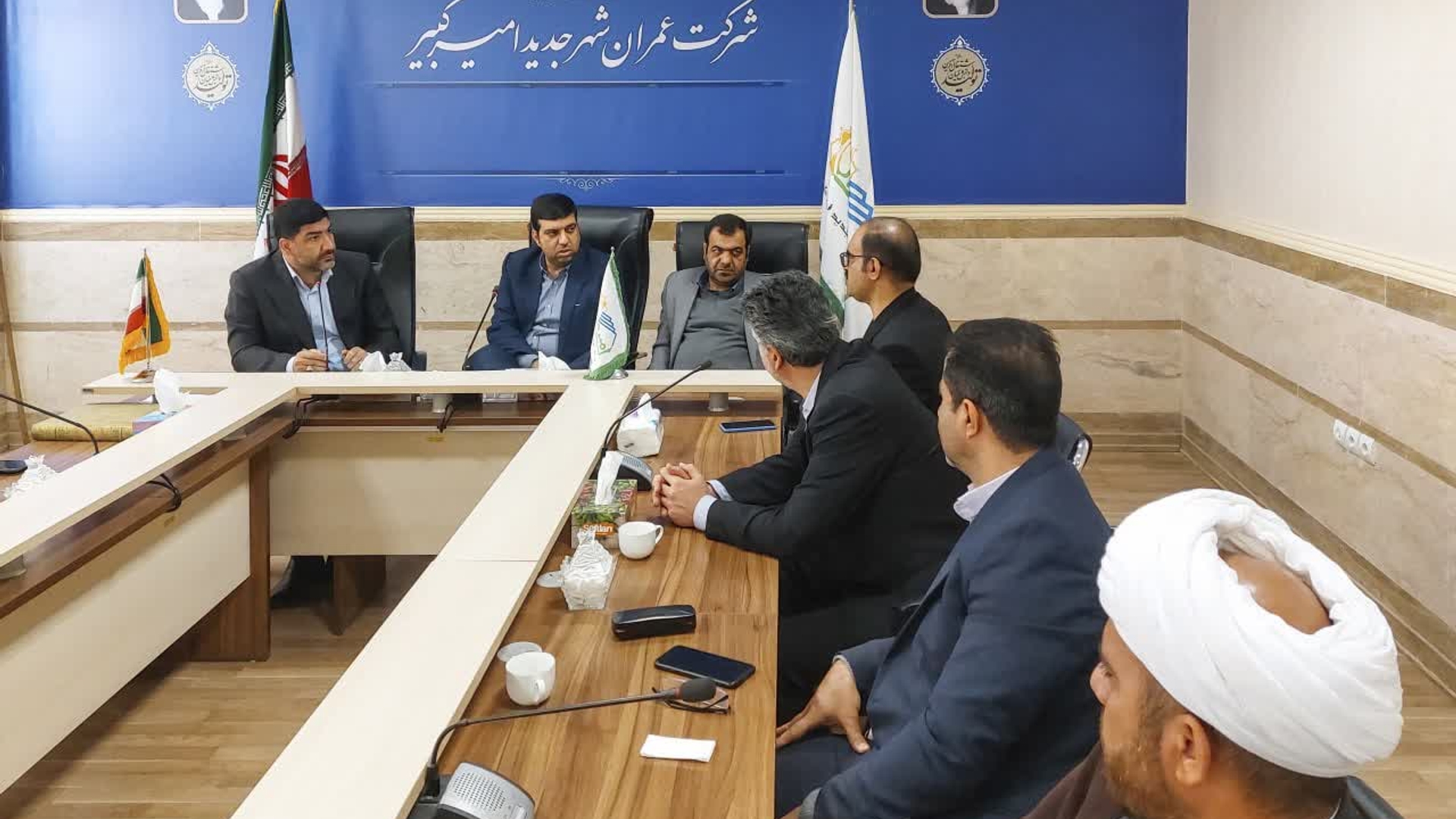 به مناسبت گرامیداشت دهه مبارک فجر، جلسه بررسی مشکلات شهر جدید امیرکبیر و مطالبات شهروندان با حضور فرماندار شهرستان اراک، مشاور استاندار، سرپرست و اعضای هیات مدیره شرکت عمران شهرجدید امیرکبیر و جمعی از شهروندان شهر جدید امیرکبیر در سالن جلسات شرکت عمران برگزار شد.