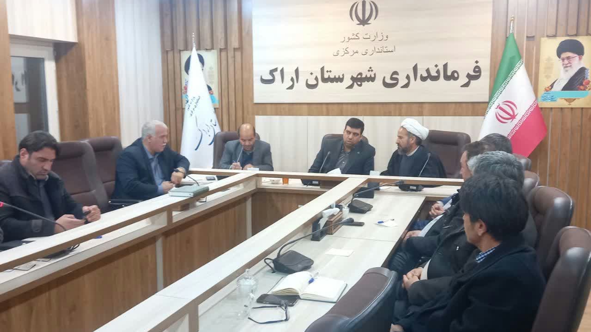 جلسه ای در خصوص مشکلات محور قره کهریز وروستای بان به ریاست هادی فرماندار شهرستان اراک وبا حضور تعدای از ندیران دستگاههای اجرایی شهرستان در محل سالن جلسات فرمانداری اراک تشکیل گردید 
روابط عمومی فرمانداری شهرستان اراک