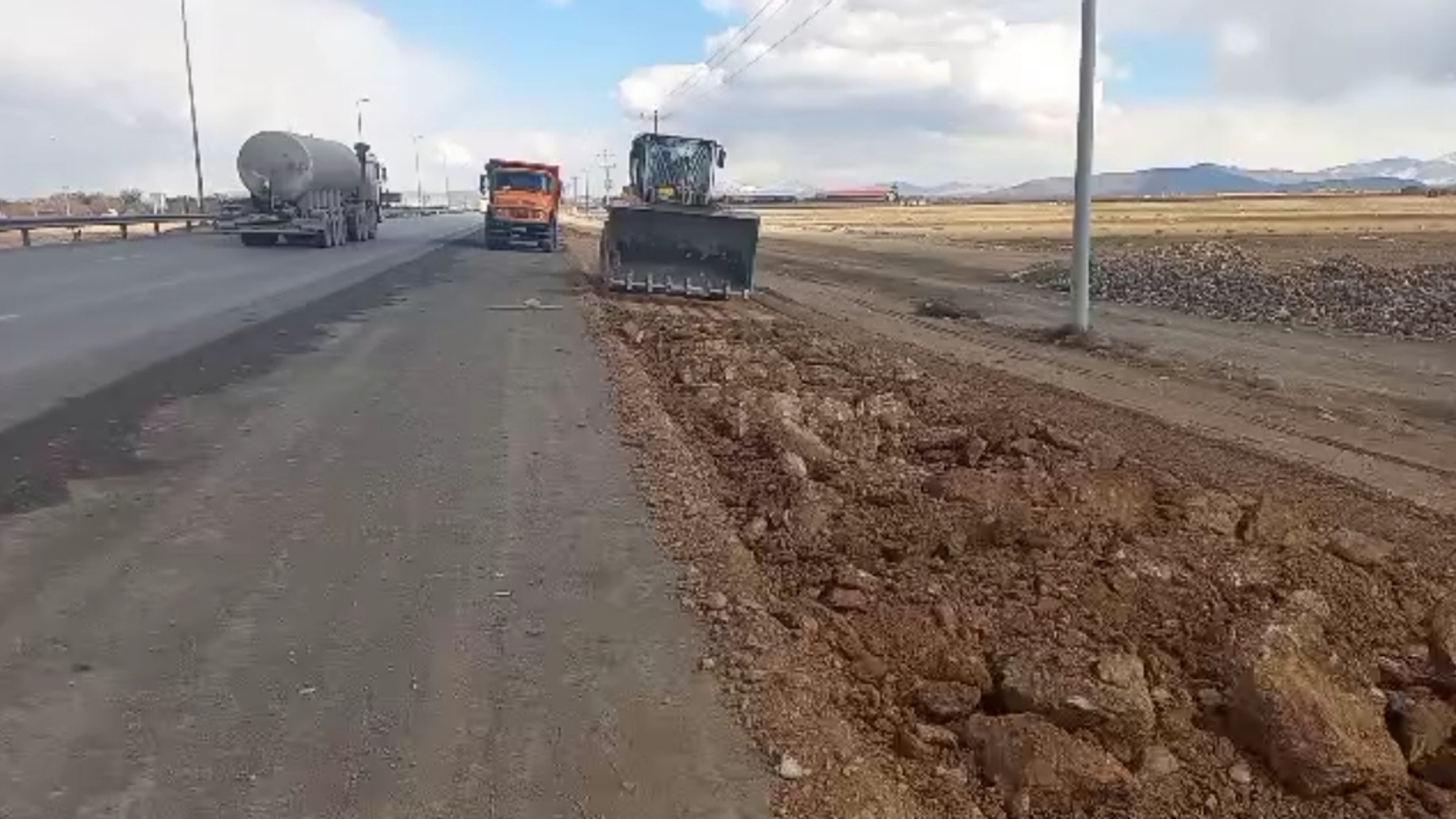 🔸عملیات آزادسازی اراضی محدوده تقاطع غیر هم‌سطح ناحیه صنعتی خیرآباد در  ایستگاه آخر- بخشی از عملیات اجرایی از صبح پنجشنبه ۲۰ بهمن آغاز شد.

🔸 با بهره برداری از این تقاطع یکی از  نقاط حادثه خیز شهر اراک و استان مرکزی حذف می‌شود.

🔹 چندی پیش استاندار مرکزی در کمیسیون حمل و نقل و سوانح رانندگی استان و متعاقباً بازدید از این تقاطع حادثه‌خیز به اتفاق فرماندار اراک، ضمن تأکید بر ضرورت برخورد با کم‌کاری گذشته، دستور تسریع در آزاد‌سازی اراضی را به دستگاه‌های ذی‌ربط با محوریت فرمانداری اراک، شرکت شهرک‌های صنعتی و اداره کل راه و شهرسازی داده بود که این عملیات سرعت گرفته و به عنوان طرح اولویت‌دار در حال تکمیل است.