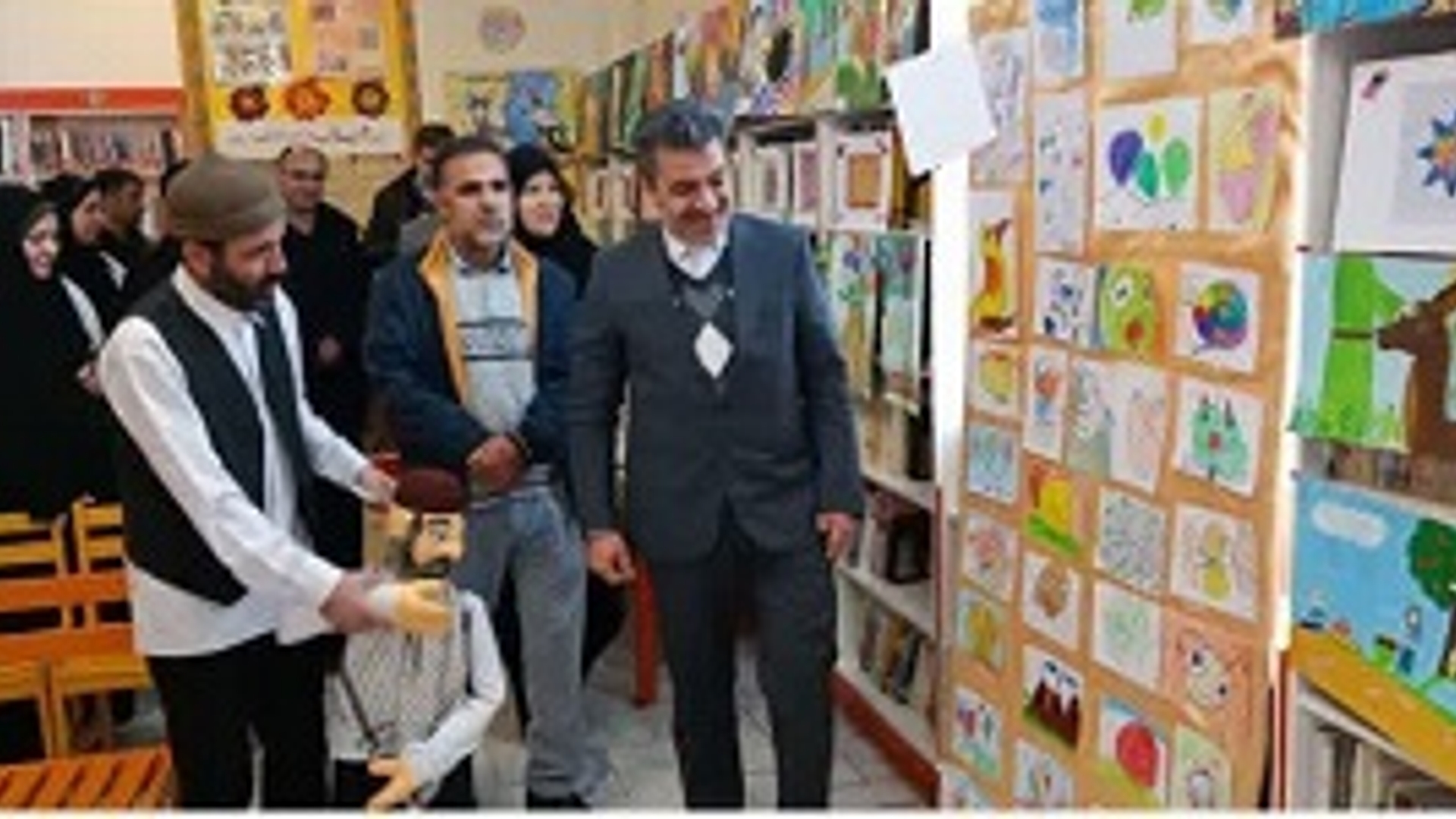 نمایشگاه آثار کودکان و نوجوانان در شهرستان شازند افتتاح شد.