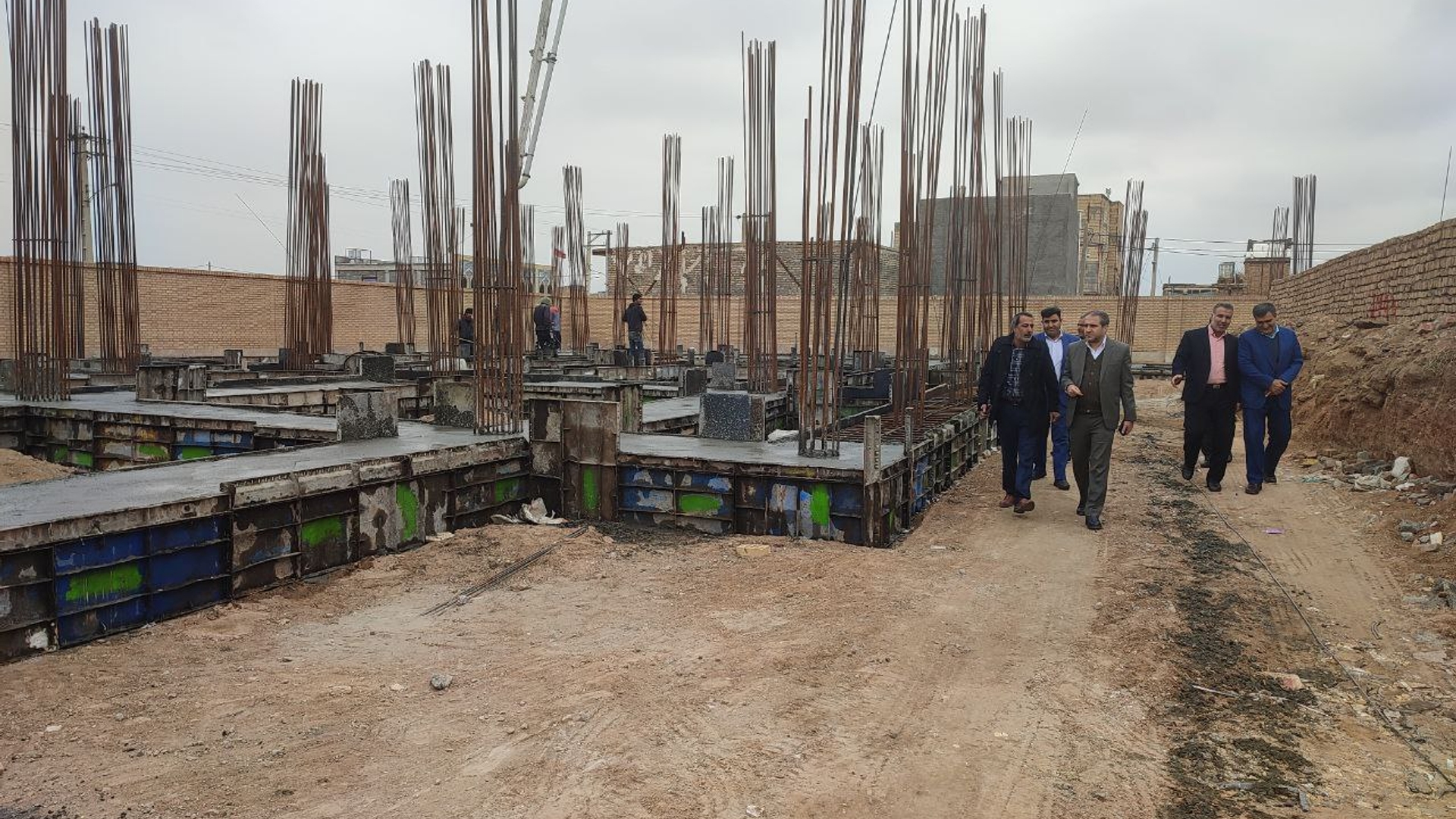 بررسی میدانی مهدی الیاسی، معاون استاندار و فرماندار ویژه شهرستان ساوه از روند ساخت و عملیات عمرانی واحدهای آموزشی متعلق به آموزش و پرورش.