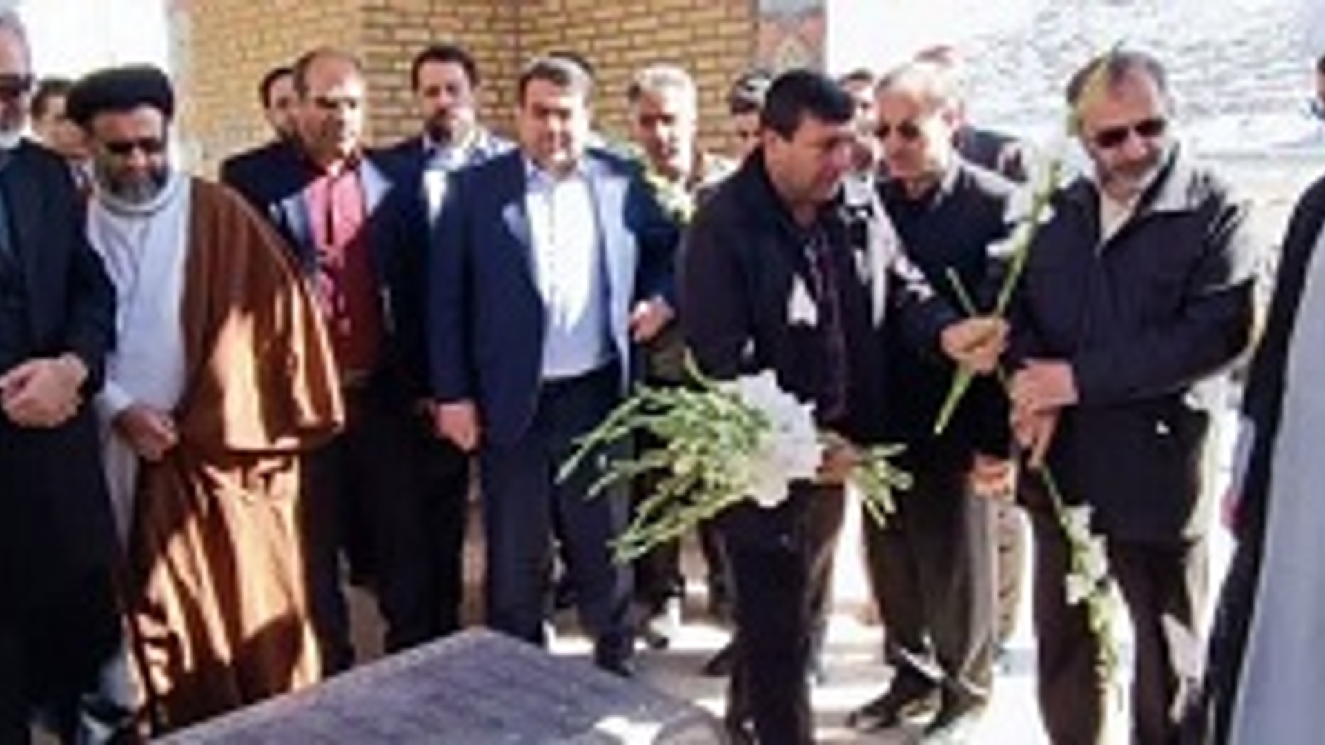 گلباران گلزار مطهر شهدای والامقام شهر توره باحضور استاندار مرکزی