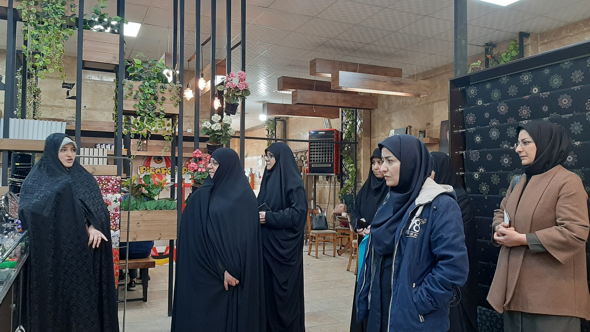 بازدید از نمایشگاه مد و پوشاک توسط خانم مفتح زاده مدیر کل بانوان و پرسنل دغتر و برخی ازاعضای هیات اندیشه ورز بانوان استان ؛ این نمایشگاه به مناسبت دهه مبارک فجر ، به همت اداره کل  فرهنگ و ارشاد و با همکاری   مسئول فروشگاه حجاب نفیس واقع درخیایان شریعتی شهراراک برگزار وتا پایان دهه فجر دایر می باشد . ١٤٠١-١١-٢٠