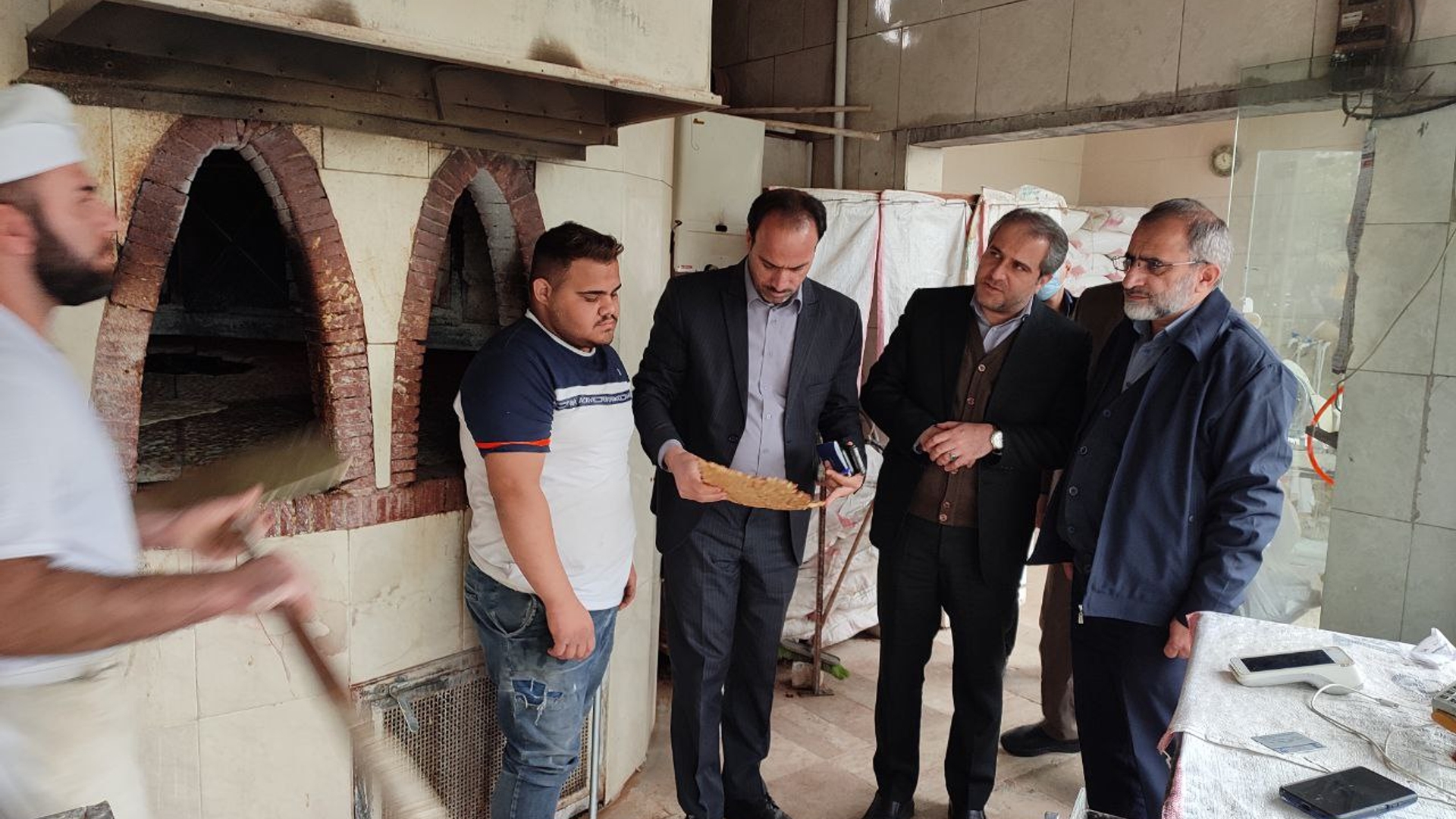 کارگروه آرد و نان استان با حضور استاندار مرکزی