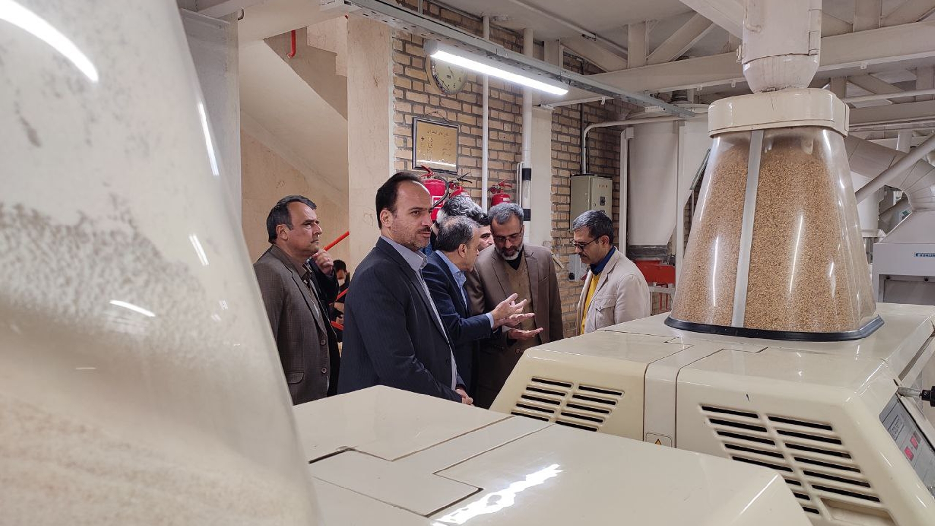 بازدید گودرزی مدیرکل دفتر هماهنگی امور اقتصادی استانداری مرکزی از واحد تولید کننده آرد در شهر صنعتی کاوه