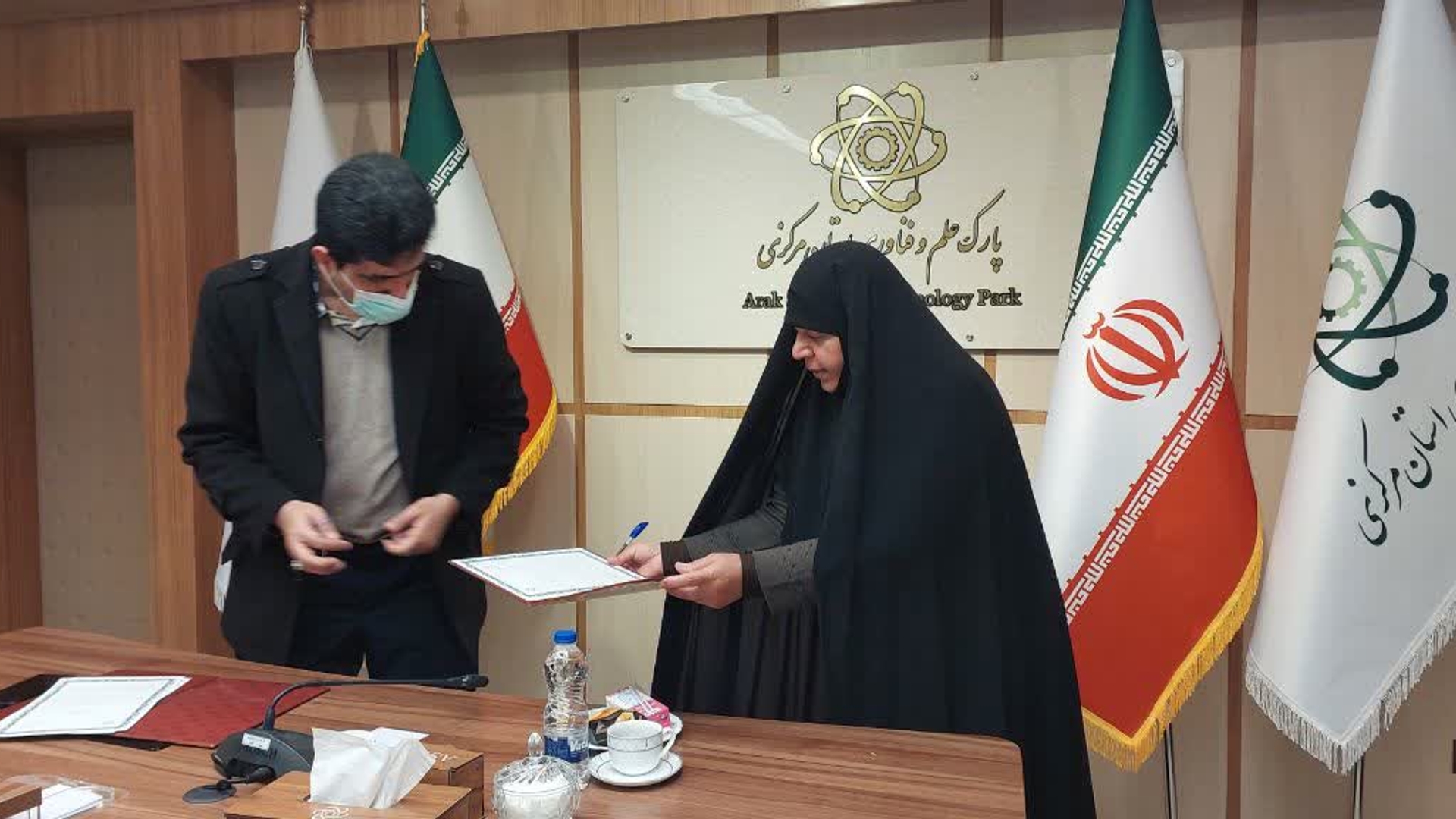 انعقاد تفاهم نامه همکاری فی مابین مدیرکل بانوان استانداری مرکزی و پارک  علم وفناوری استان مرکزی به منظور ایجاد اولین خانه خلاق  بانوان استان مرکزی در محل کانون فرهنگی و اجتماعی اراک ، این تفاهم نامه همکاری به همت  کارگروه  کسب و کار و هیات اندیشه ورز بانوان استان مرکزی در محل پارک علم وفناوری  منعقد شد  . ١٤٠١-١١-١٦