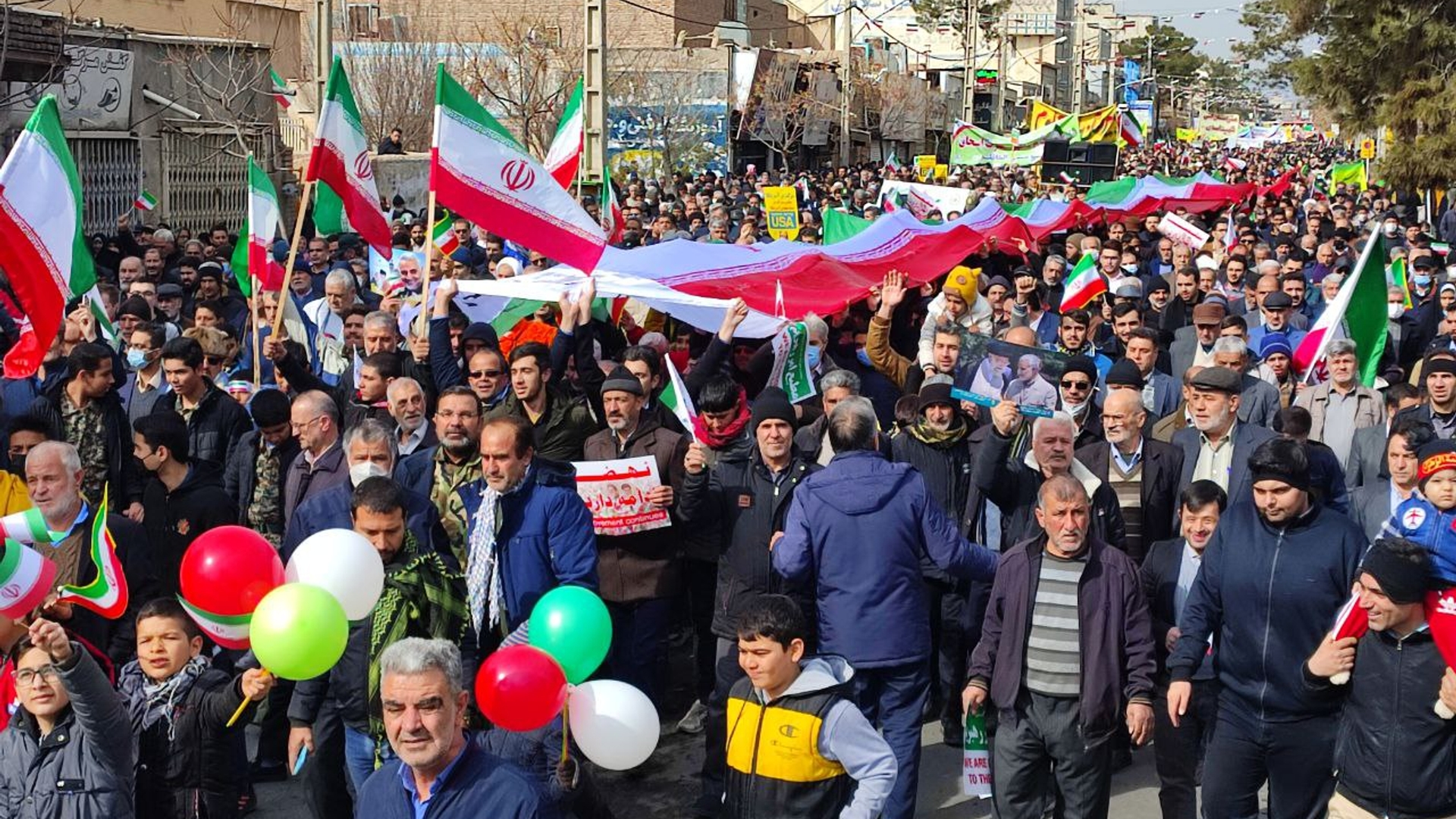 حضور مهدی الیاسی ، معاون استاندار و فرماندار ویژه شهرستان ساوه در راهپیمایی یوم الله 22 بهمن