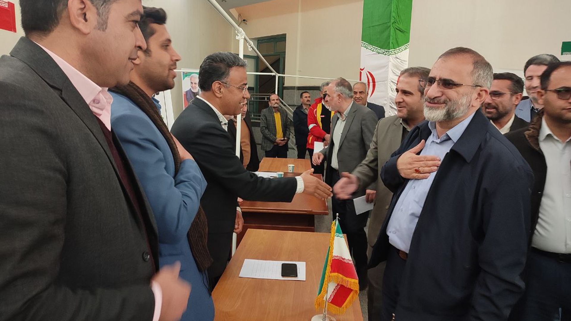 رایحه خدمت در فرمانداری ویژه ساوه - پاسخگویی به درخواست‌های مردم در دیدار چهره به چهره با مردم