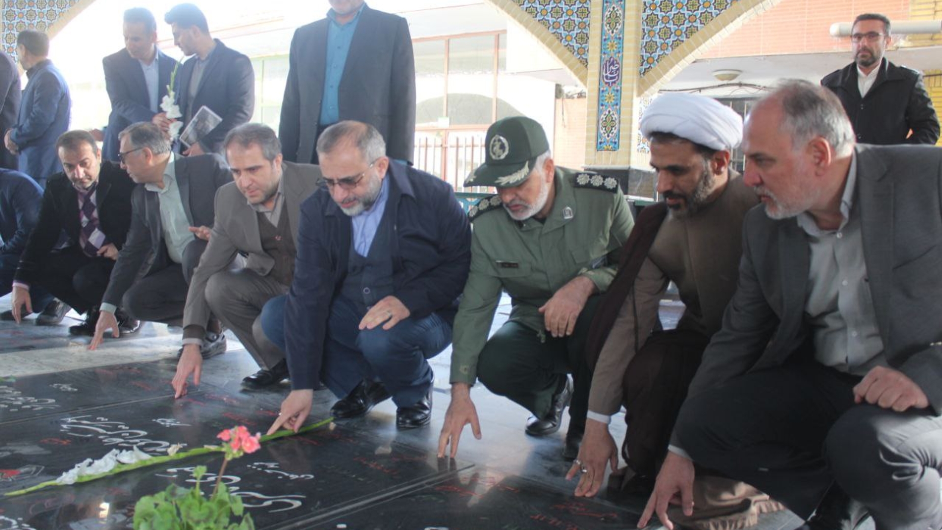 گلباران مزار شهدا به مناسبت دهه فجر با حضور استاندار مرکزی