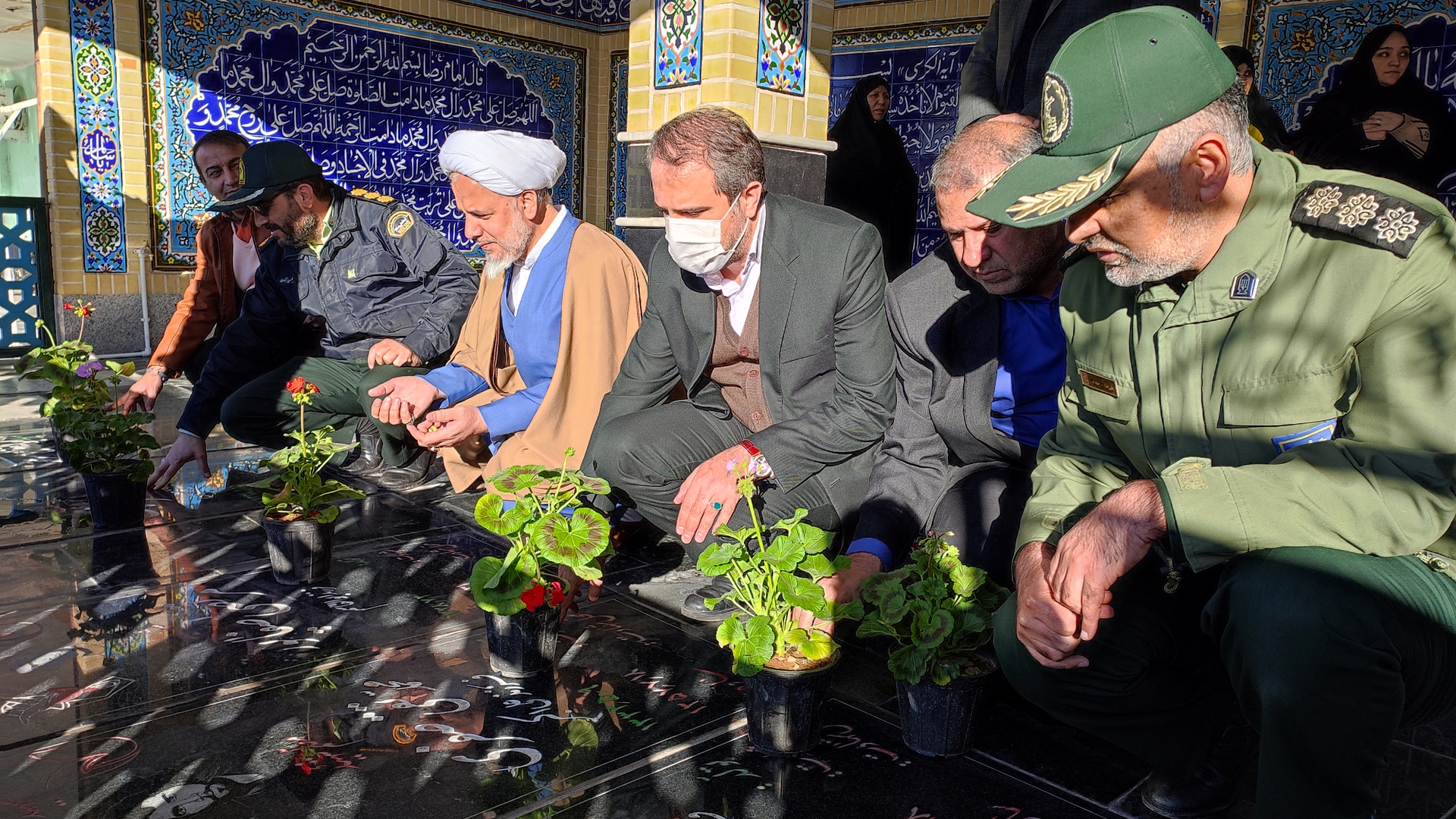 آیین میهمانی لاله‌ها و گلباران و عطرافشانی قبور مطهر شهدا