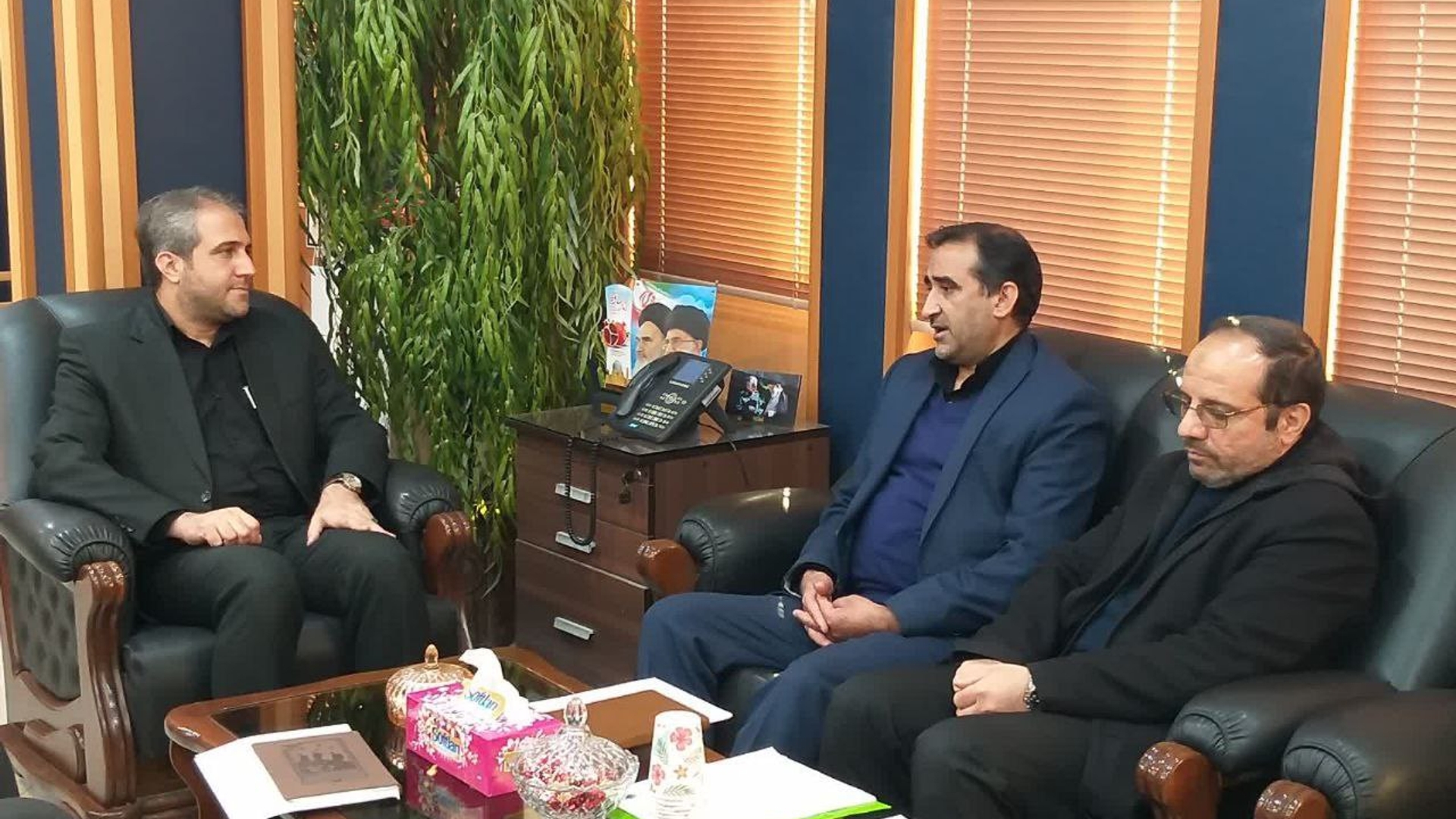 ثامنی ، معاون فرهنگی مدیر کل بنیاد شهید و امور ایثارگران استان با مهدی الیاسی معاون استاندار و فرماندار ویژه شهرستان ساوه دیدار و گفتگو کرد .