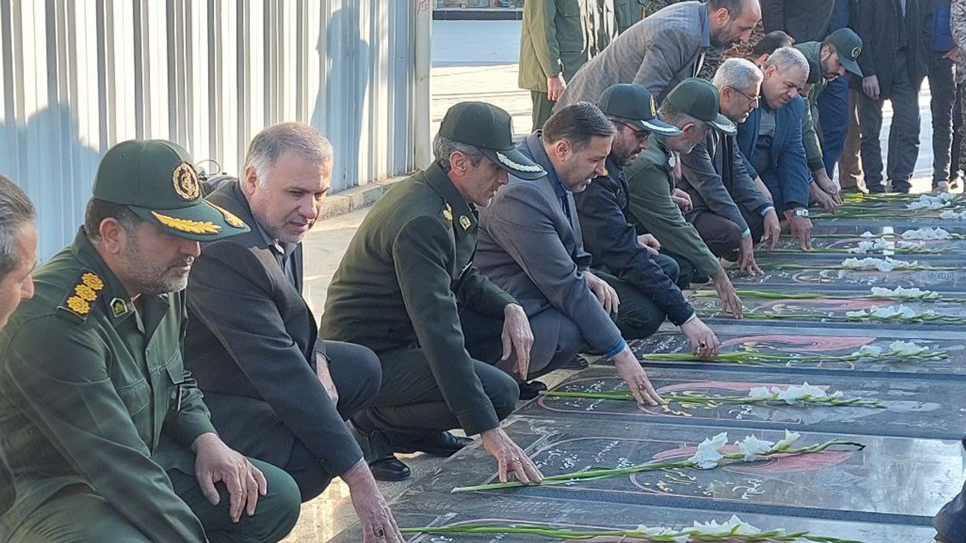 به مناسبت سالروز حماسه نهم دی مزار شهدای مدافع حرم در امام زاده سید اسحاق (ع) با حضور مردم و مسئولین عطر افشانی و گلباران شد.