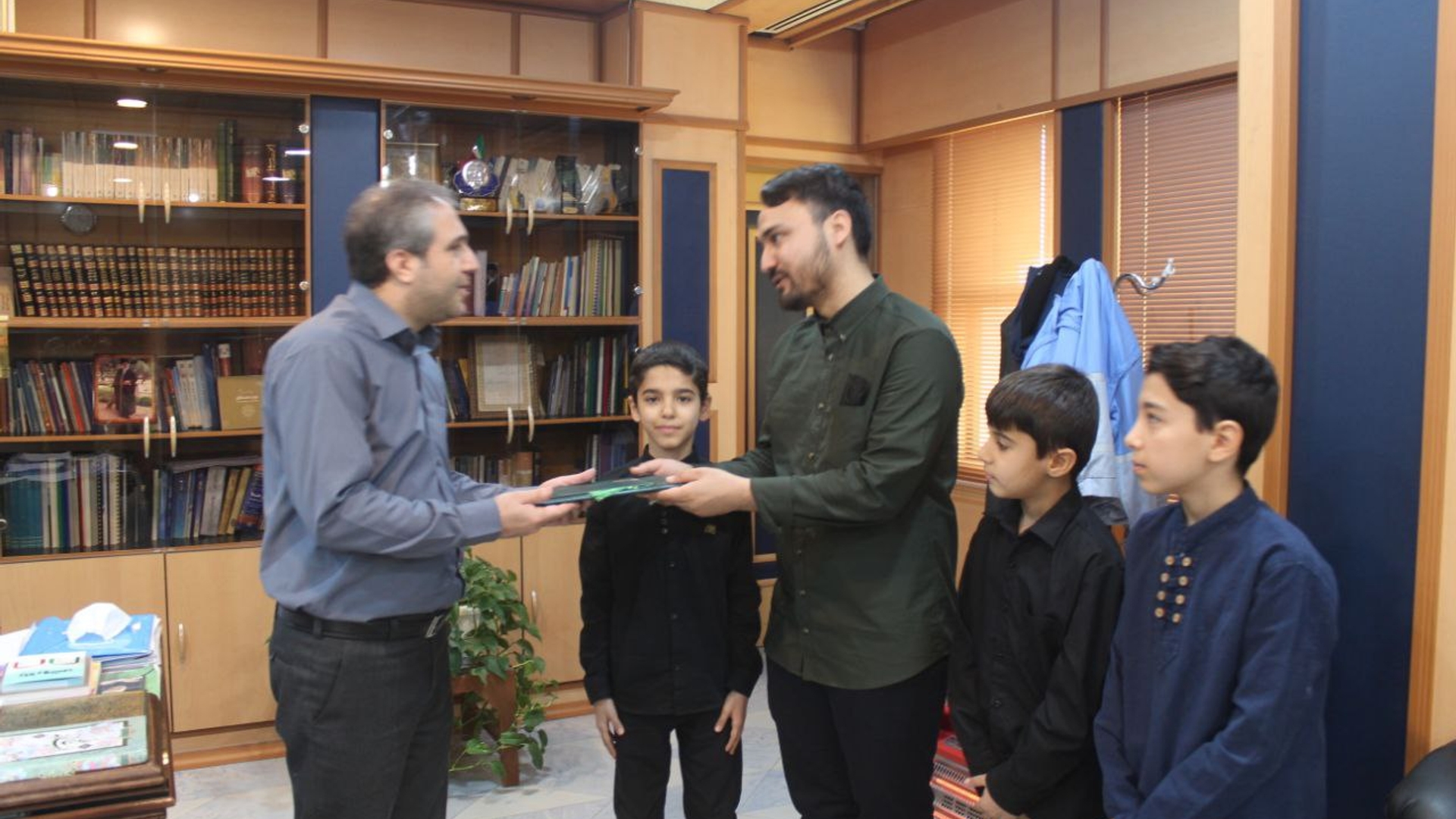 تجلیل از گروه سرود امام زاده حسین (ع)