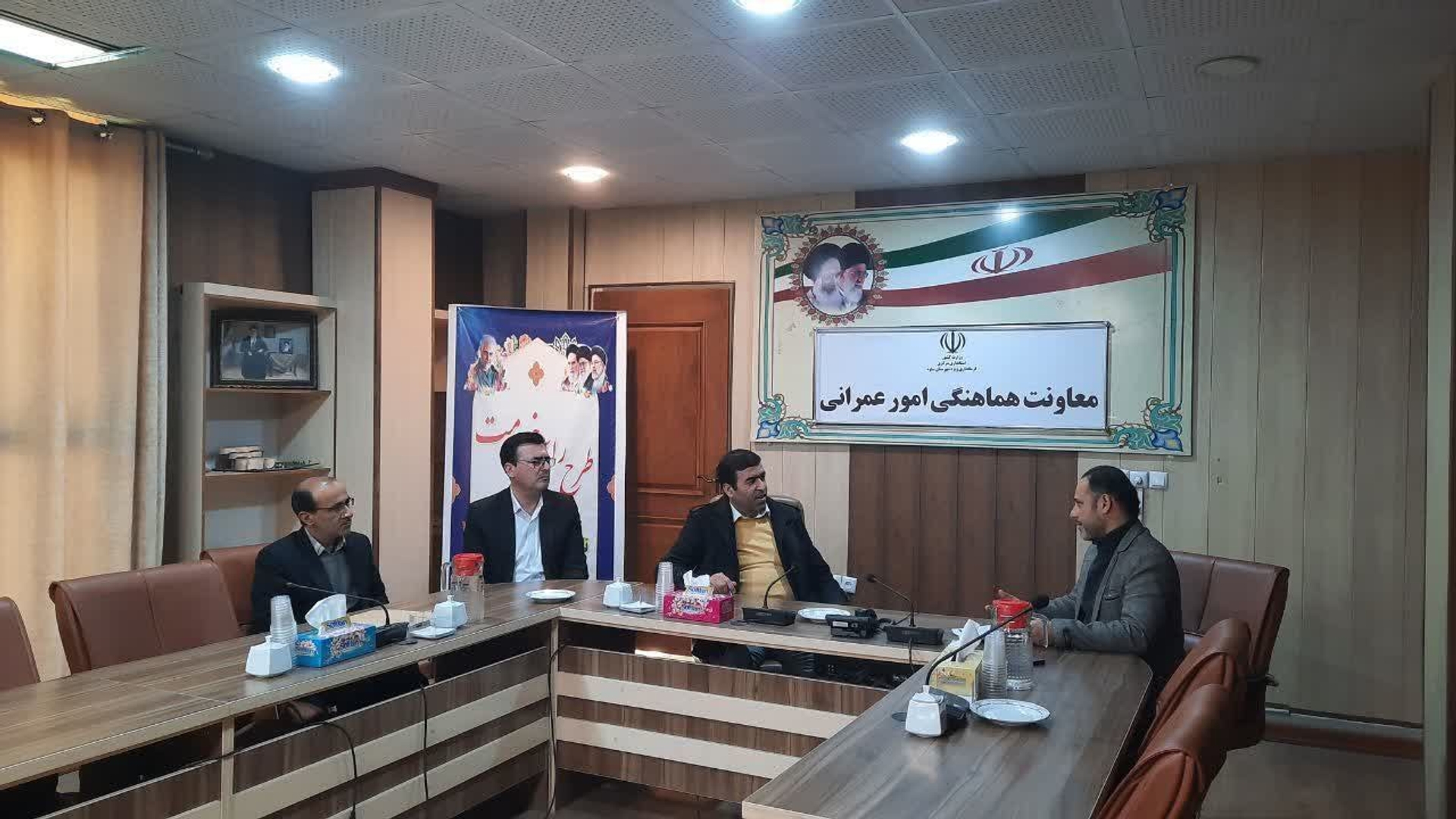 مدیر کل تامین اجتماعی در قالب طرح رایحه خدمت با حضور در فرمانداری ساوه ضمن دیدار چهره به چهره با مردم دستورات لازم برای رفع مشکلات آنها را صادر کرد.