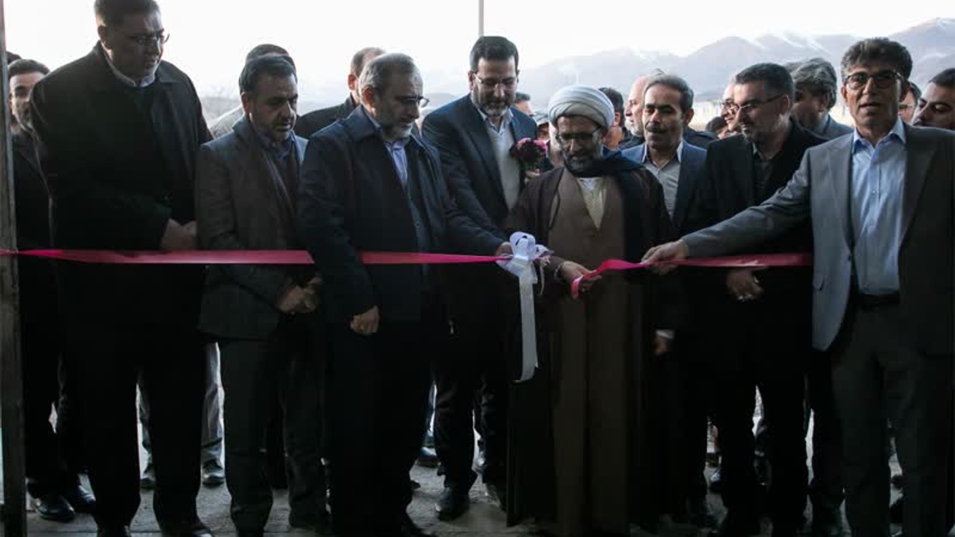 افتتاح. شرکت صباکاغذ، واحد تولیدی تبدیل پودر سنگ به کاغذ

در سومین روز از دهه مبارک فجر انقلاب، یک واحد دانش‌بنیان و تولیدکننده کاغذ از کربنات کلسیم با حضور استاندار مرکزی، معاون وزیر صمت، نماینده مردم محلات و دلیجان در مجلس شورای اسلامی‌ و جمعی از مدیران در شهرستان محلات افتتاح شد.

یک سوم از تولیدات این کارخانه به کاغذ دیواری تبدیل شده و مابقی در اختیار انتشارات، صنایع بسته‌بندی و سایر صنایع قرار خواهد گرفت. قیمت تمام شده این کاغذ از کاغذ معمولی پایین‌تر است.
 مزیت دیگر این صنعت این است که نه تنها تخریب زیست محیطی ندارد بلکه ضایعات سنگ که در طبیعت رها می‌شود را جمع‌آوری و به کاغذ تبدیل می‌کند.