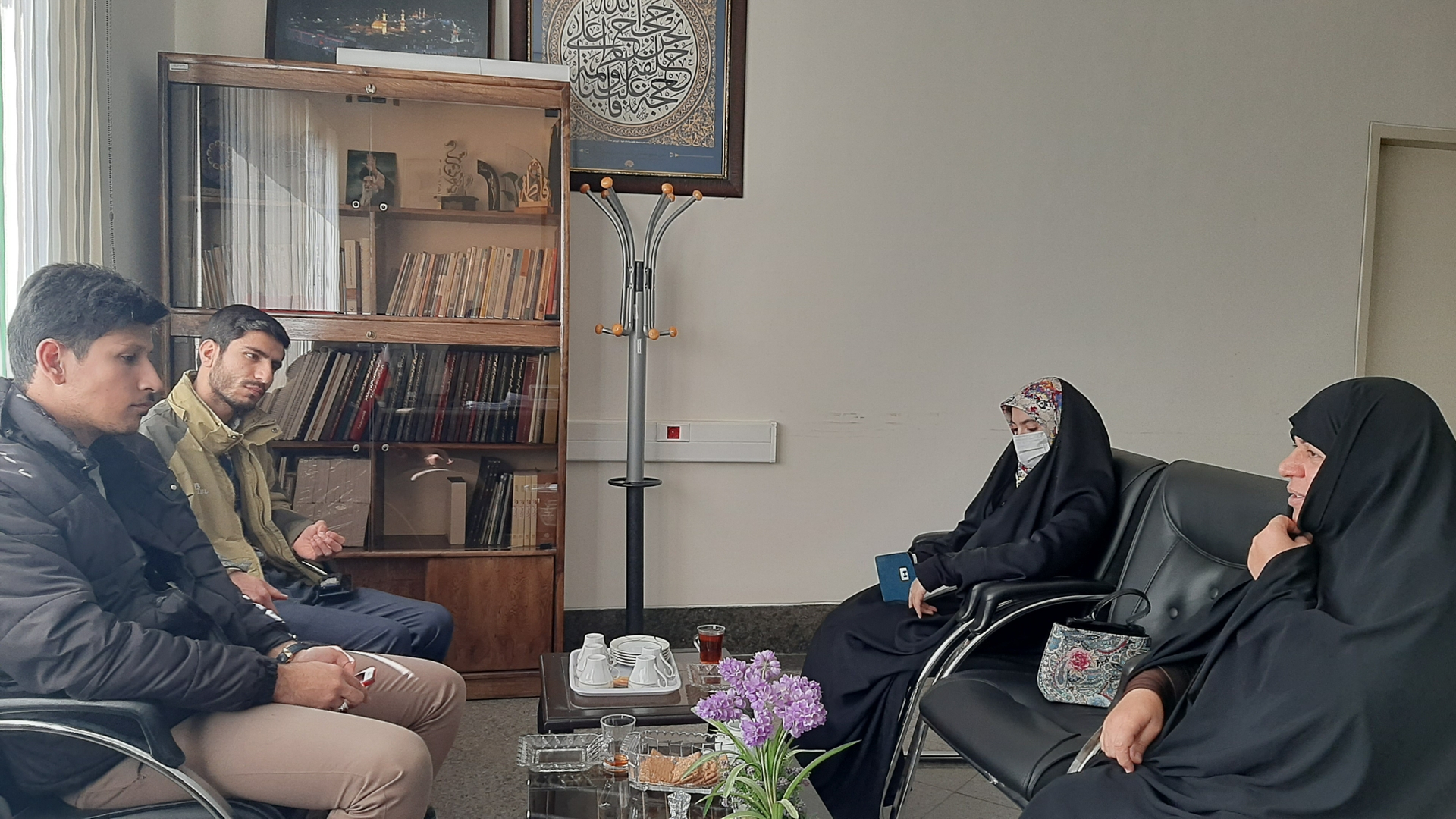 نشست مدیر کل بانوان استانداری سرکار خانم مفتح زاده با رئیس سازمان فضای مجازی سراج و  آقای آقا زیارتی مسئول آموزش این سازمان  برگزار  گردید که طی آن مقرر شد آموزش هایی ازطریق  این سازمان برای کارگروه رسانه  هیات اندیشه ورز بانوان در راستای اجرای بوم جمعیتی استان برنامه ریزی گردد. ١٤٠١-١١-٢٧