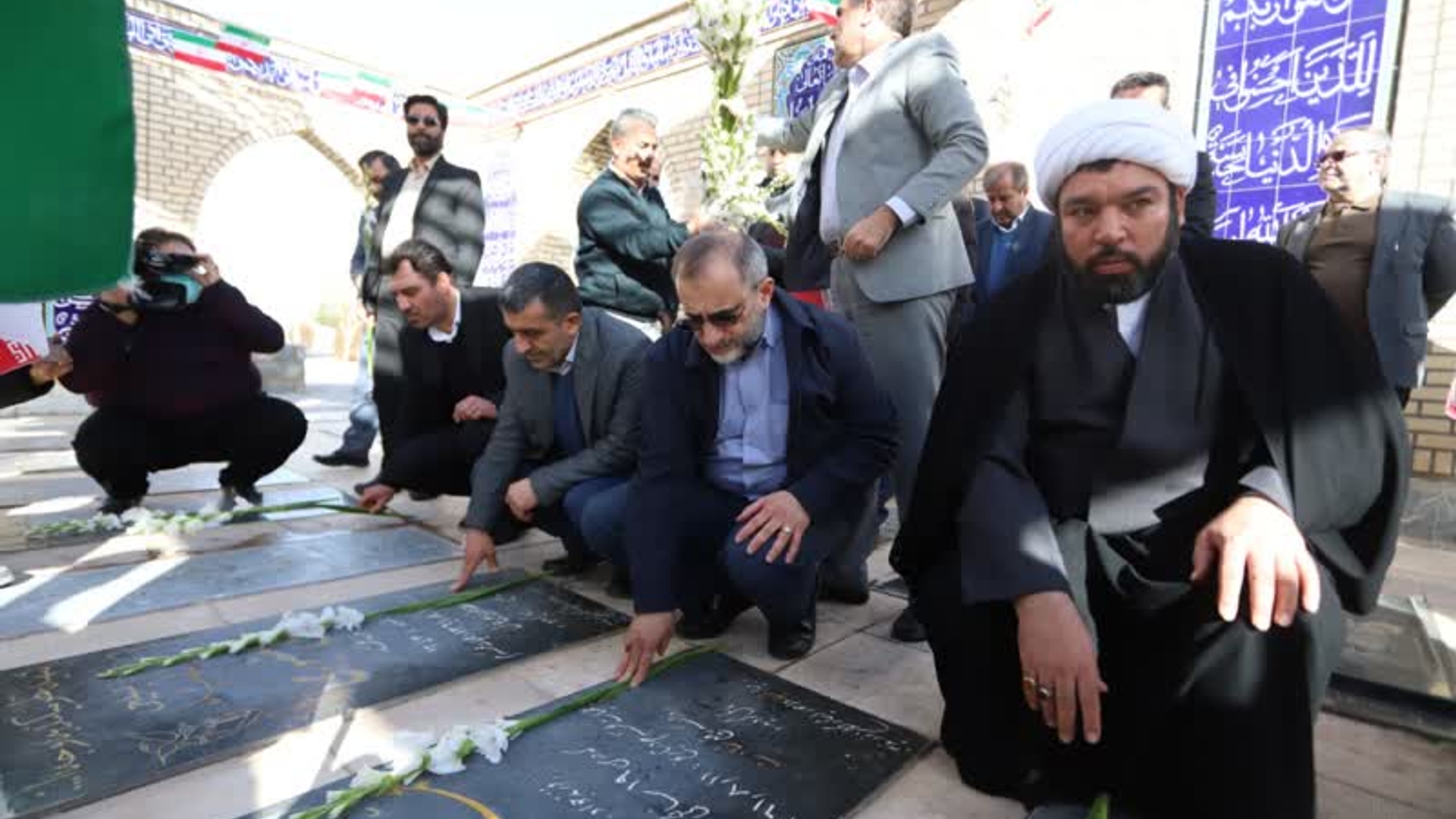 ادای احترام فرماندار همراه با استاندار به مقام شامخ شهدا