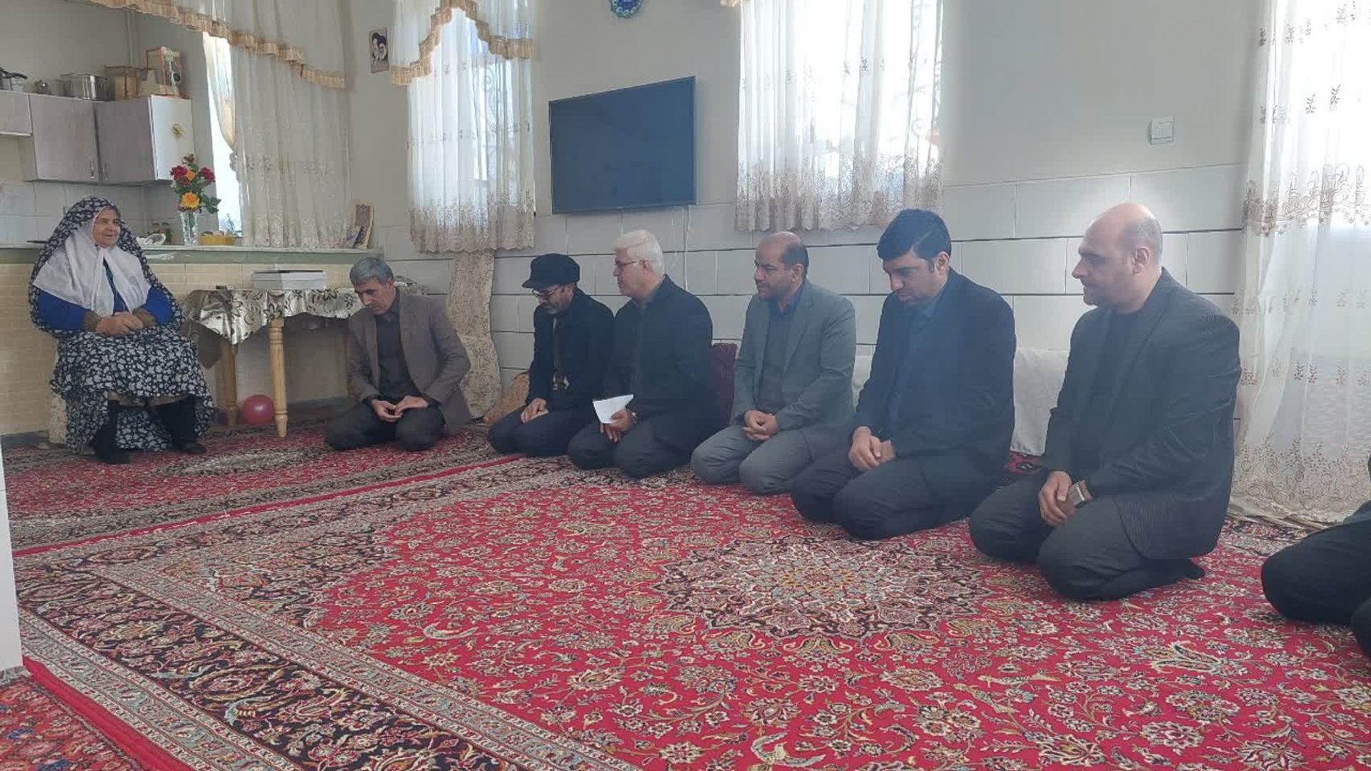 سرکشی و ملاقات از خانواده های معظم شهیدان احمد و محمود و علی اکبر داودابادی به مناسبت عید سعید مبعث در شهر داوداباد با حضور امیر هادی فرماندار شهرستان اراک و قدیری بخشدار مرکزی و بدخشان رییس بنیاد شهید  شهرستان اراک و ایرانشاهی شهردار داود اباد و اعضای شورای شهر داوداباد  برگزار گردید