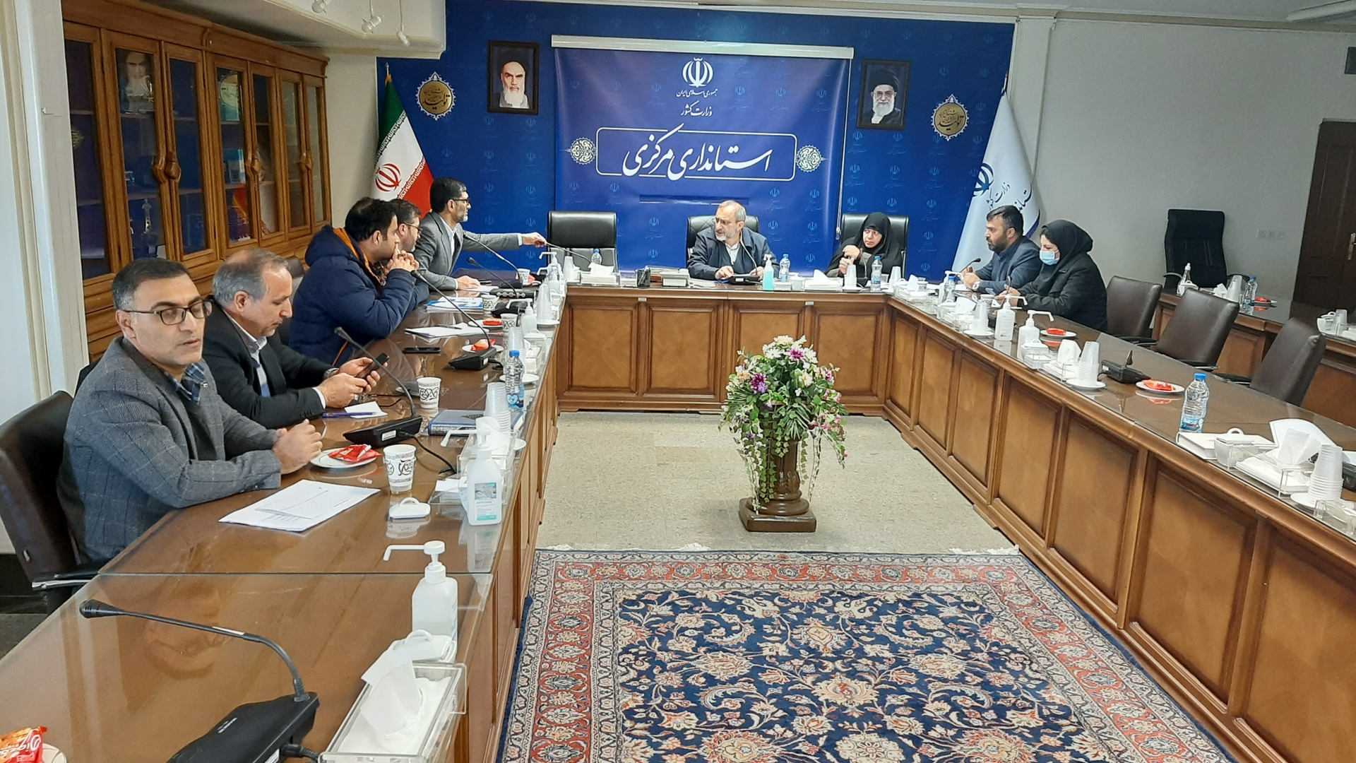 نشست استاندار مرکزی به همراه مدیرکل بانوان استانداری و سایراعضا با سرکارخانم خزعلی معاون ریاست جمهوری درامورزنان و خانواده به صورت مجازی و از طریق ویدئو کنفرانس درخصوص پیگیری مصوبات سفرریاست جمهوری به استان مرکزی برگزار گردید .  ١٤٠١-١١-٣٠