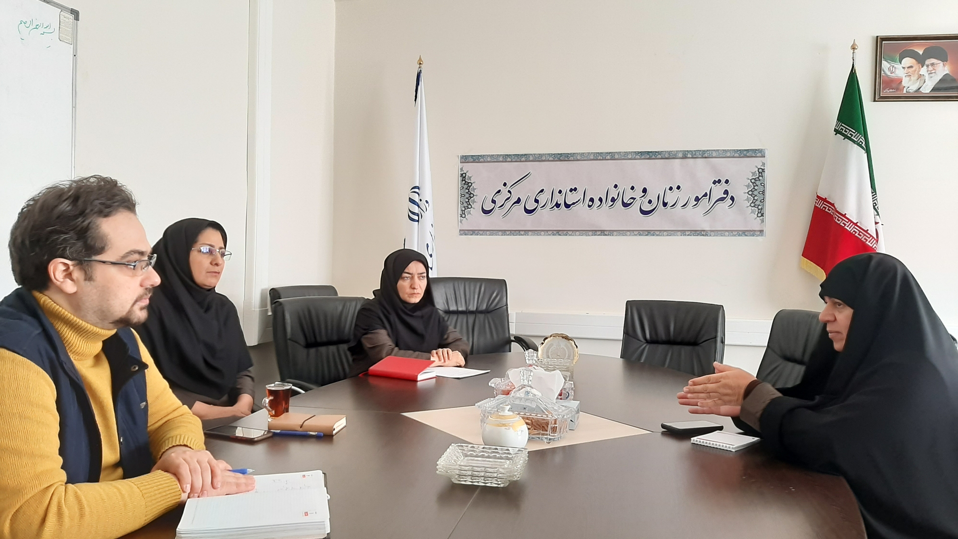 جلسه هماهنگی برگزاری کنگره زنان تاثیر گذار استان به ریاست مدیر کل بانوان استانداری سرکار خانم مفتح زاده و با حضور آقای کیهان پور نماینده شرکت پیام پارسیان مرکزی در محل دفتر امور بانوان استانداری برگزار گردید .  ١٤٠١-١٢-٠١