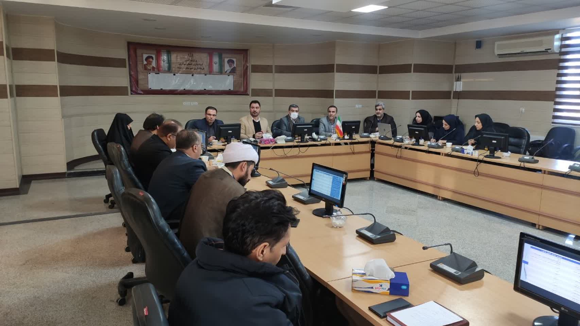 جلسه کارگروه فرهنگی و اجتماعی،سلامت، زنان و خانواده شهرستان زرندیه به ریاست جناب آقای مهری سرپرست فرمانداری و با حضور جناب آقای پیر اسبقی معاون سیاسی امنیتی و اجتماعی فرمانداری ، جناب آقای شالیان مقدم بخشدار زاویه ، جناب آقای عظیمی بخشدار خرقان و سایر مدیران مربوطه در سالن جلسات فرمانداری برگزار گردید