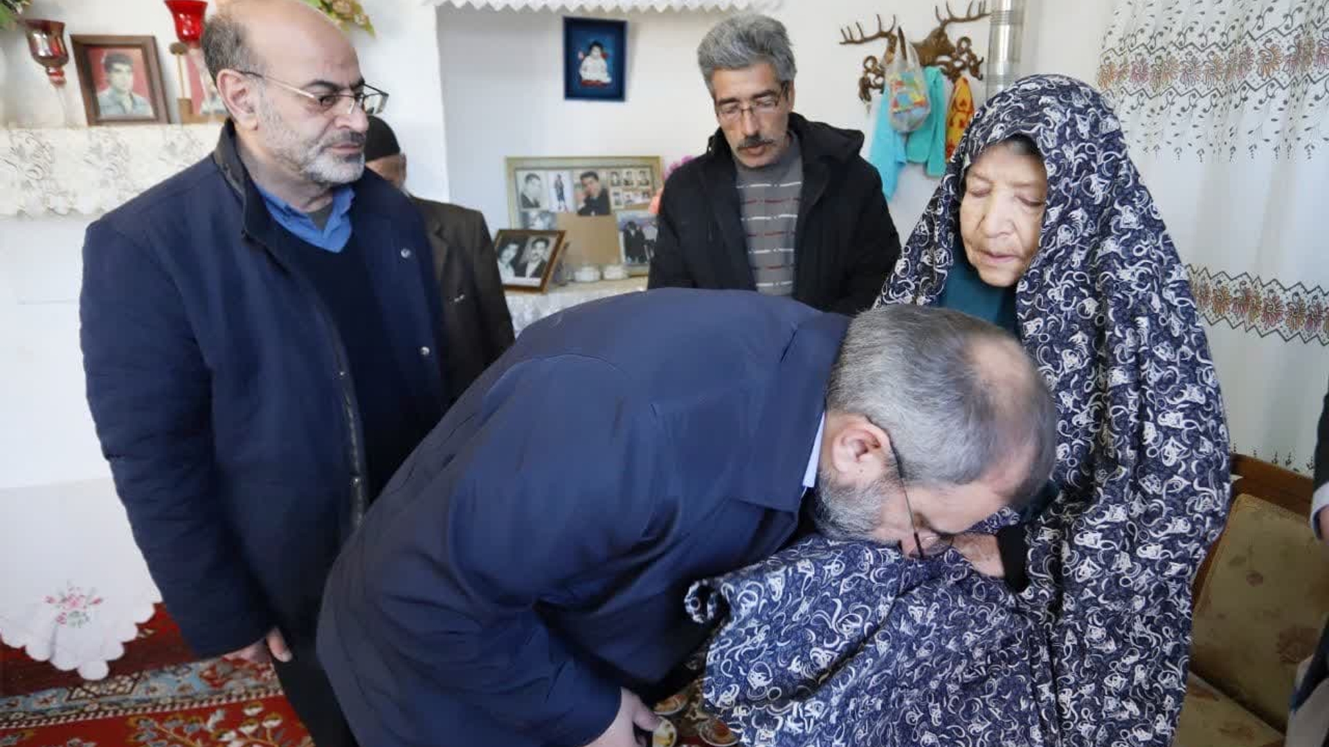 هم‌زمان با پنجمین روز از دهه مبارک فجر انقلاب اسلامی استاندار مرکزی به همراه نماینده مردم تفرش، آشتیان و فراهان در مجلس شورای اسلامی، معاون هماهنگی امور عمرانی استاندار، فرماندار تفرش و جمعی از مدیران با خانواده شهید عالی‌مقام "محمدحسن میرزایی" در روستای سفیدآب شهرستان تفرش دیدار کردند.