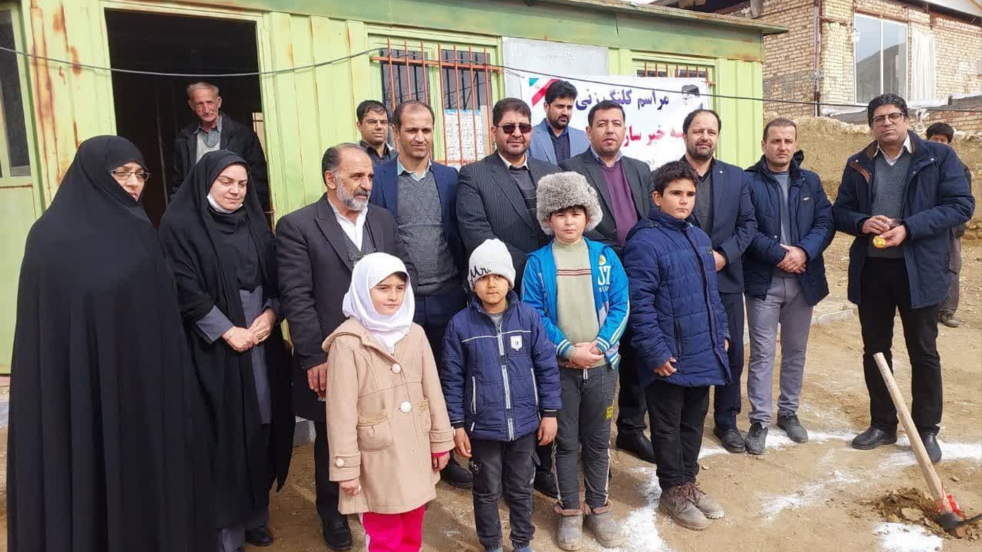 در ششمین روز از دهه مبارک فجر با حضور محمدرضا رضایی فرماندار تفرش ، محسن درودیان بخشدار مرکزی ، مشهدی مشاور  نماینده مردم در مجلس و سایر مسئولین کلنگ مدرسه خیرساز جعفر همدانی روستای کوره با اعتباری معادل سه میلیارد ریال زد شد.
این مدرسه خیرساز دارای یک کلاس و با کلیه امکانات لازم در هفته دولت سال آینده ان شاءالله افتتاح خواهد شد.