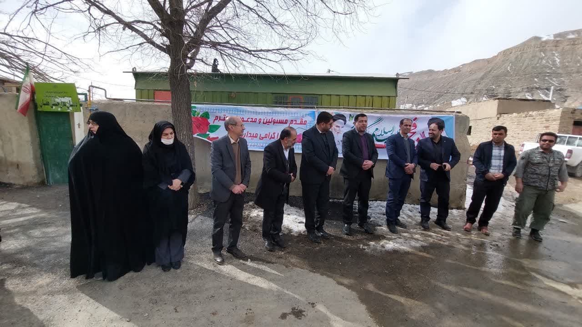 در ششمین روز از دهه مبارک فجر با حضور محمدرضا رضایی فرماندار تفرش ، محسن درودیان بخشدار مرکزی ، مشهدی مشاور  نماینده مردم در مجلس و سایر مسئولین ۳۵۰۰ مترمربع زیر سازی و آسفالت در روستای هفتیان به بهره برداری رسید.
قابل ذکر است میزان اعتباری طرح های افتتاح شده توسط بخشداری شهرستان تفرش در فجر امسال نسبت به سال گذشته بیش از ۱۲۰ درصد افزایش یافته است.