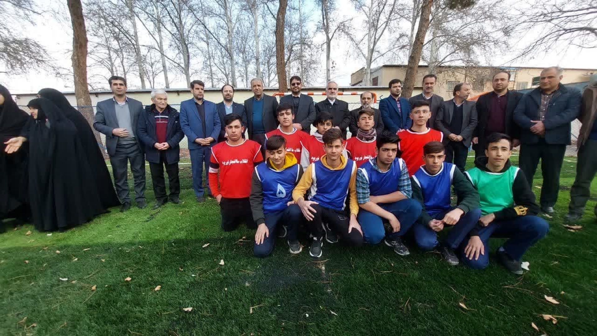 زمین چمن مصنوعی مینی فوتبال کاریابی خیرساز شهرستان تفرش افتتاح شد