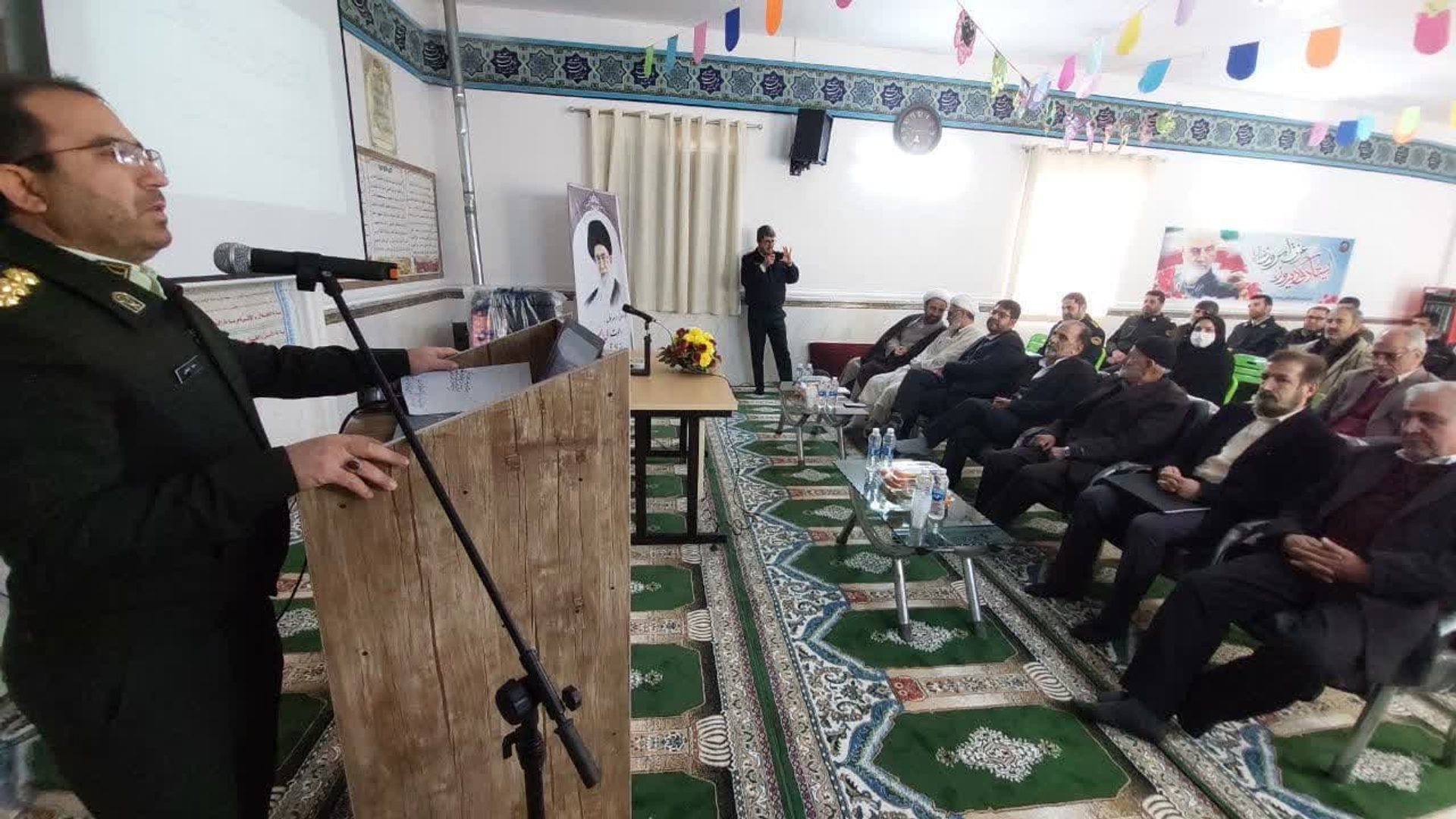 به مناسبت دهه فجر نماز خانه با حضور حجت‌الاسلام والمسلمین اجرائی امام جمعه شهرستان تفرش، مهندس رضایی فرماندار، سرهنگ فراهانی رئیس نیروی انتظامی و با حضور جمعی از مسئولین نماز خانه نیروی انتظامی افتتاح شد.
در این مراسم نماینده ولی فقیه در شهرستان گفت: همین نماز خانه ها و مساجد پایگاه فعالیت های مردم در زمان انقلاب و جنگ بود و باید با حضور پررنگ در مراسمات مذهبی و نمازها، روحیه انقلابی در بین کارکنان ترویج بیابد.