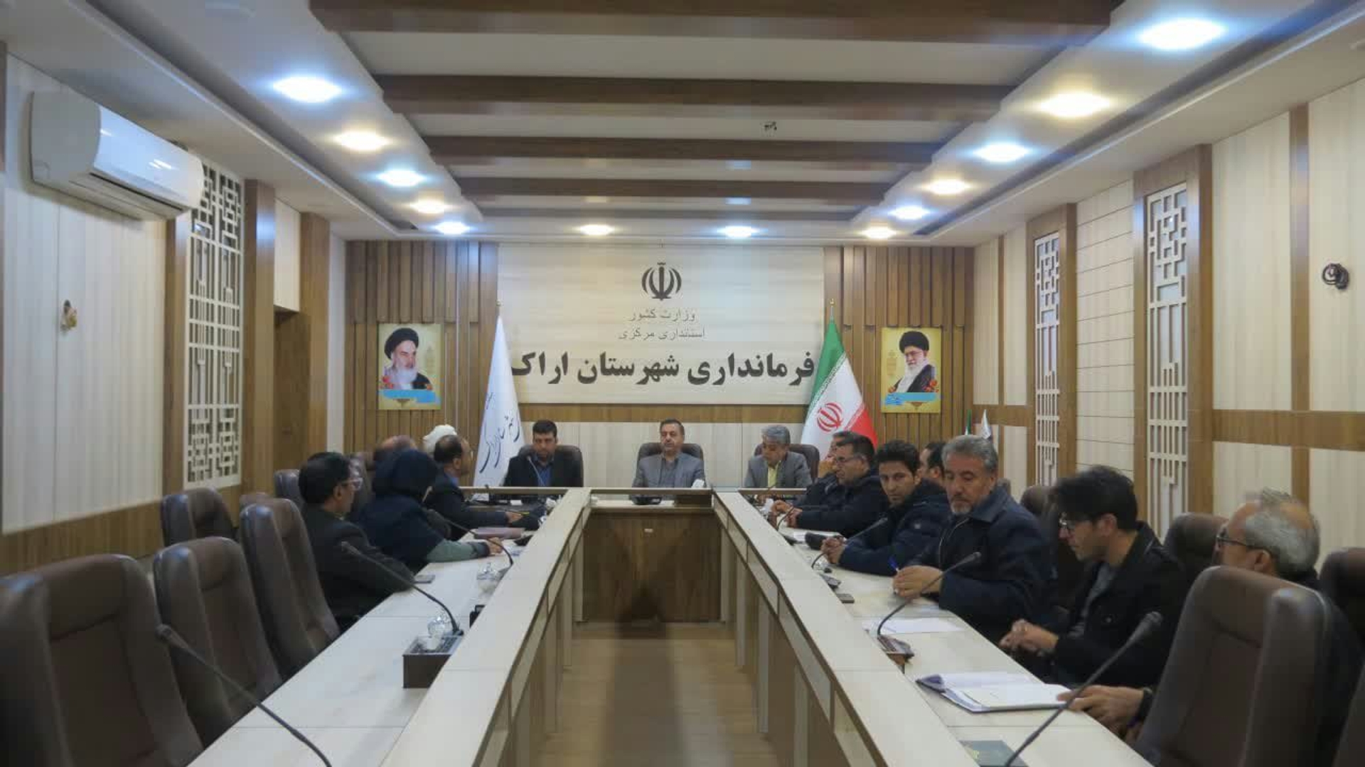 جلسه بررسی وضعیت ناحیه صنعتی شهید فروزان ساروق به ریاست آقای میرزاخانی معاون هماهنگی امور اقتصادی وتوسعه منطقه ای استانداری مرکزی و هادی فرماندار شهرستان اراک